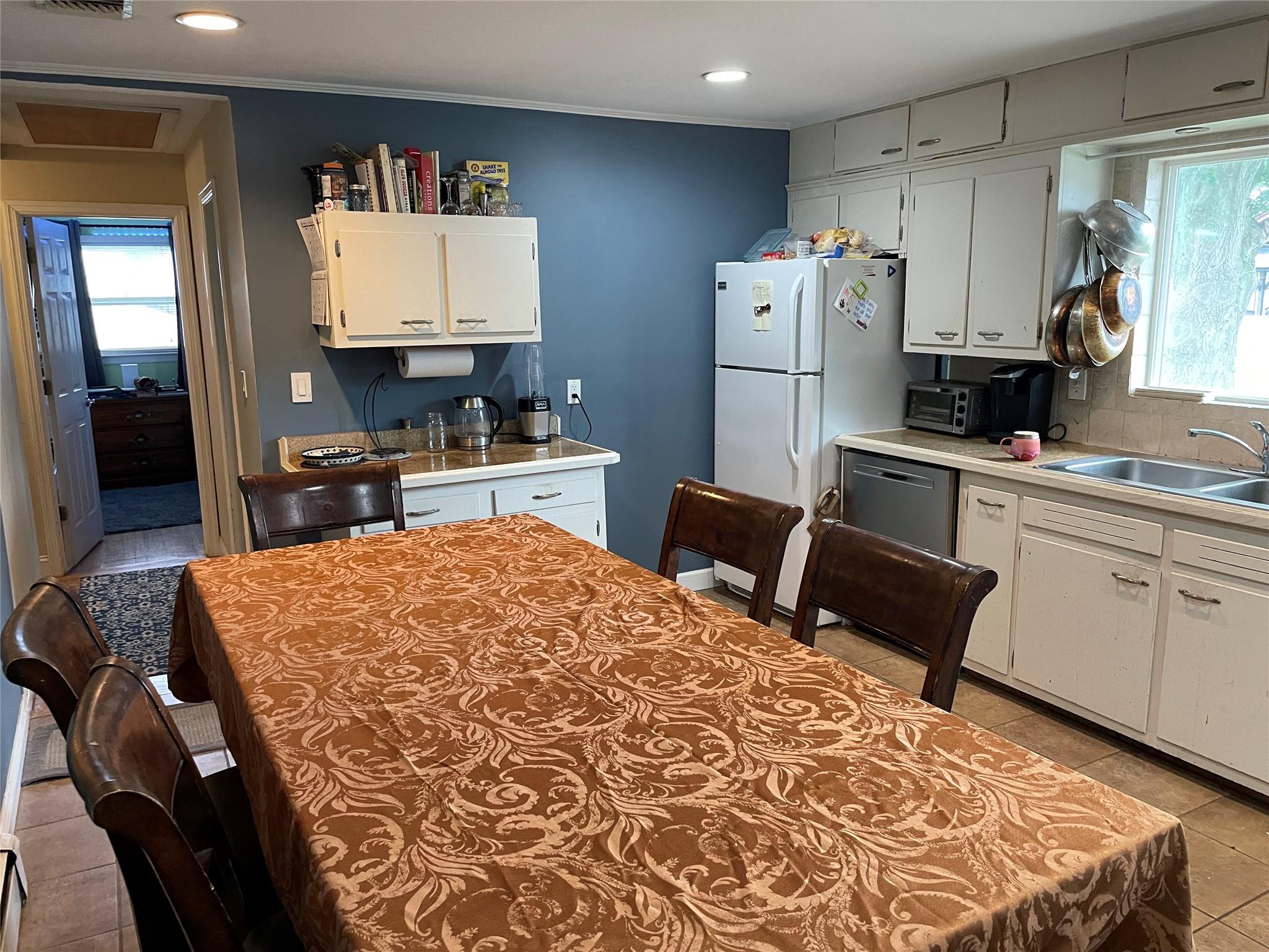 Lindenhurst, New York, 11757, United States, 3 Bedrooms Bedrooms, ,2 BathroomsBathrooms,Residential,For Sale,1920601