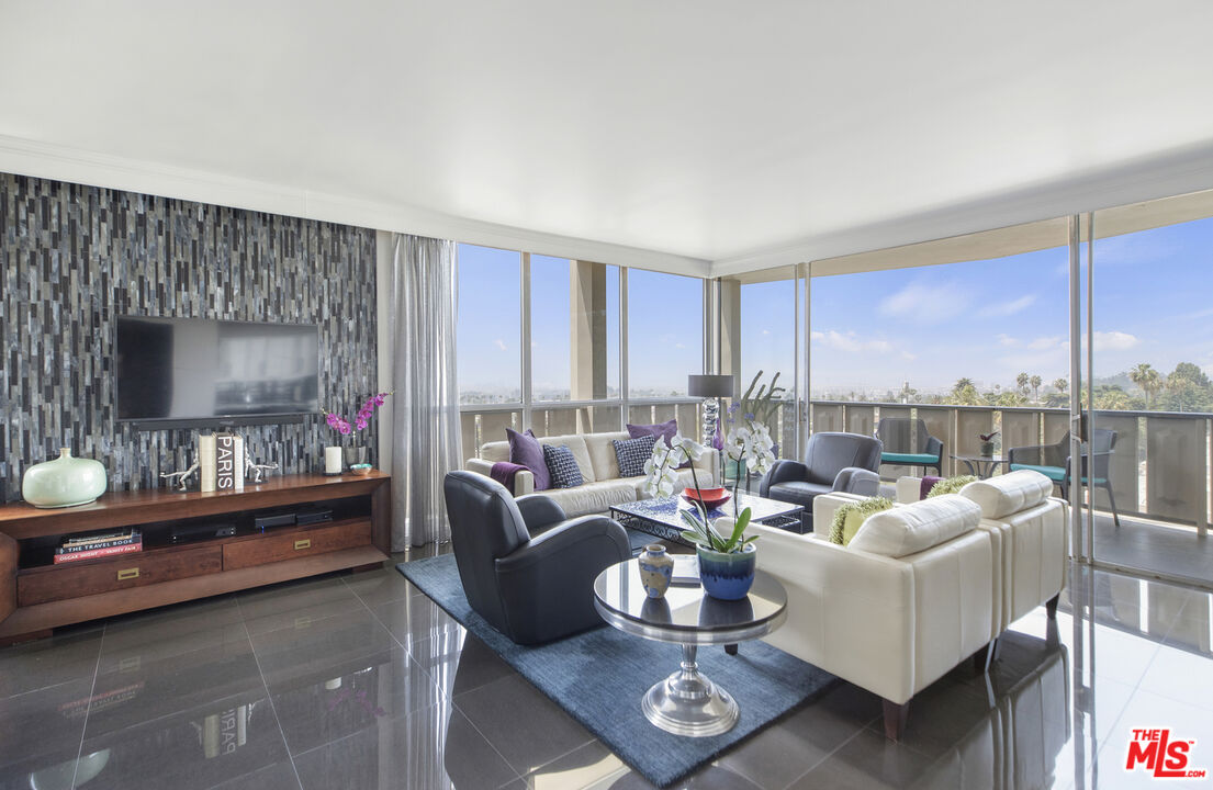Los Angeles, California, 90027, United States, 1 Bedroom Bedrooms, ,1 BathroomBathrooms,Residential,For Sale,1913700