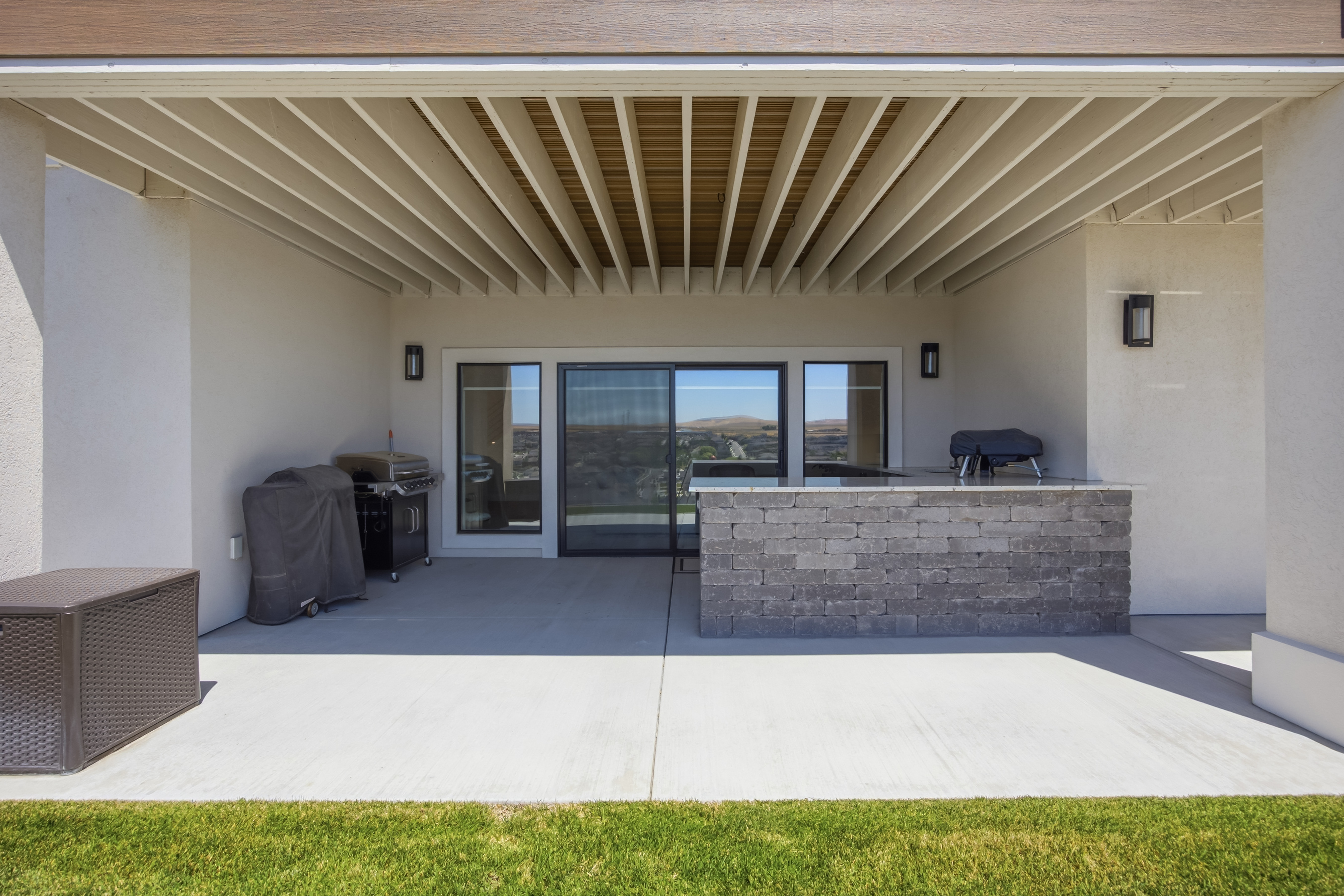  Discover This Stunning Resale Prodigy Homes Aria Basement Model - 物件實景
