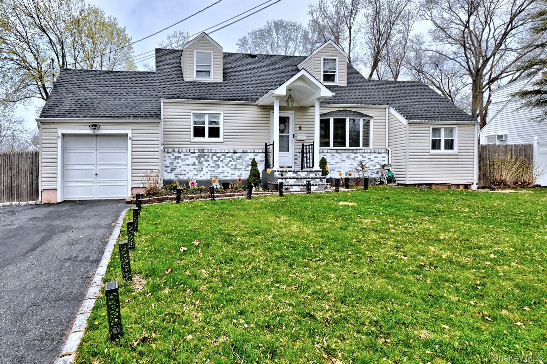 Bruce Ln, Kings Park, NY 11754