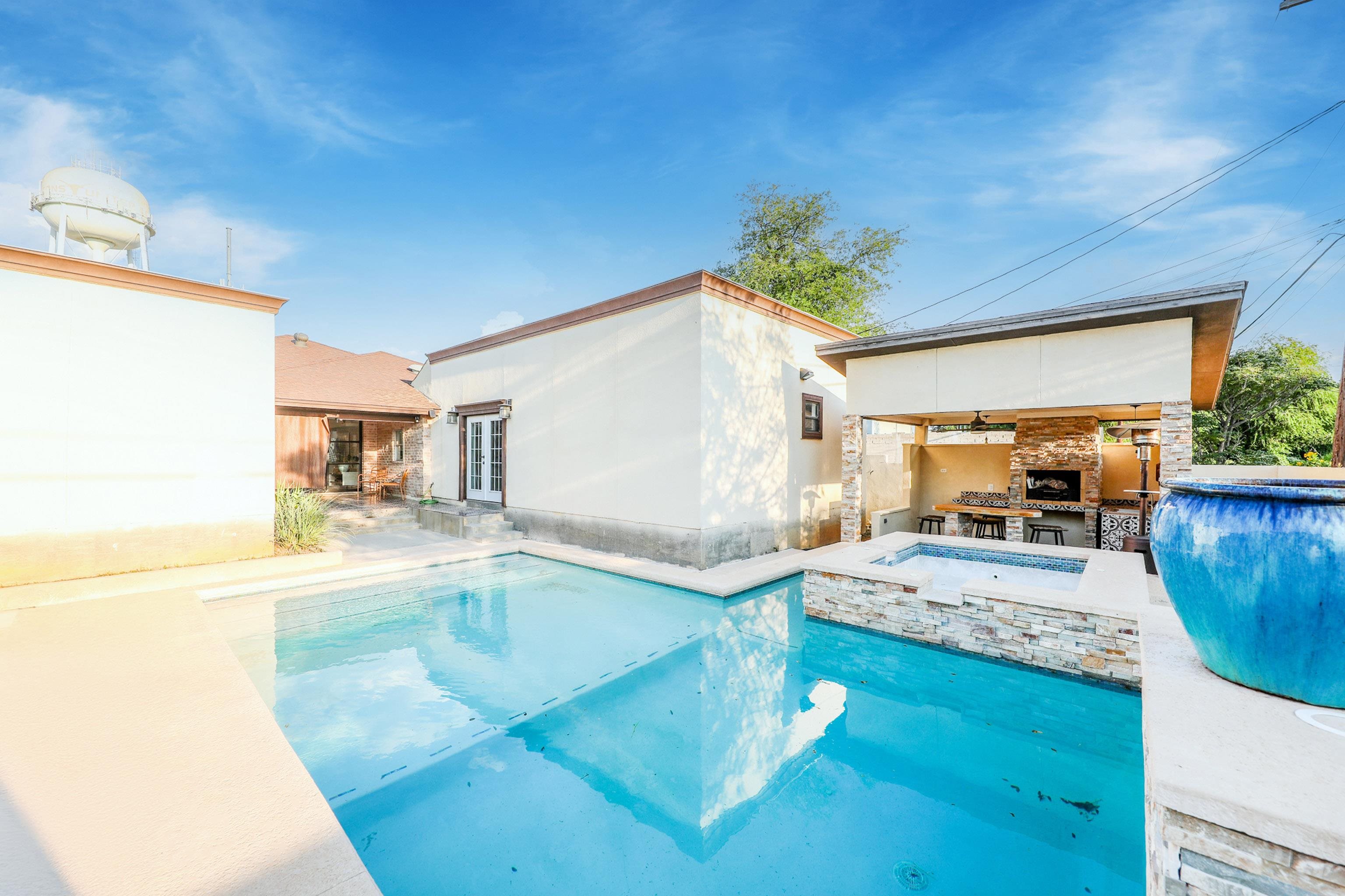LAREDO, Texas, 78045, United States, 4 Bedrooms Bedrooms, ,4 BathroomsBathrooms,Residential,For Sale,1955145