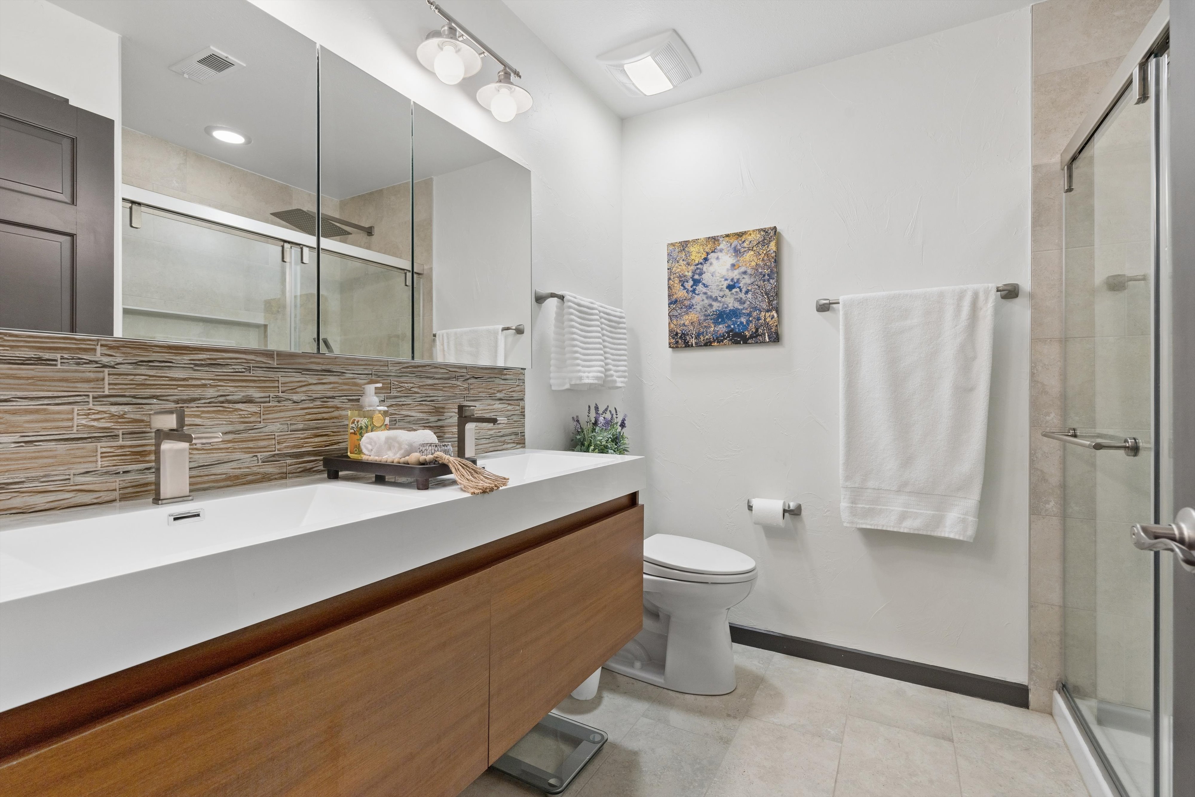  A Rare Offering: Five Bedrooms & Four Bathrooms Thoughtfully Designed Townhome - 物件實景