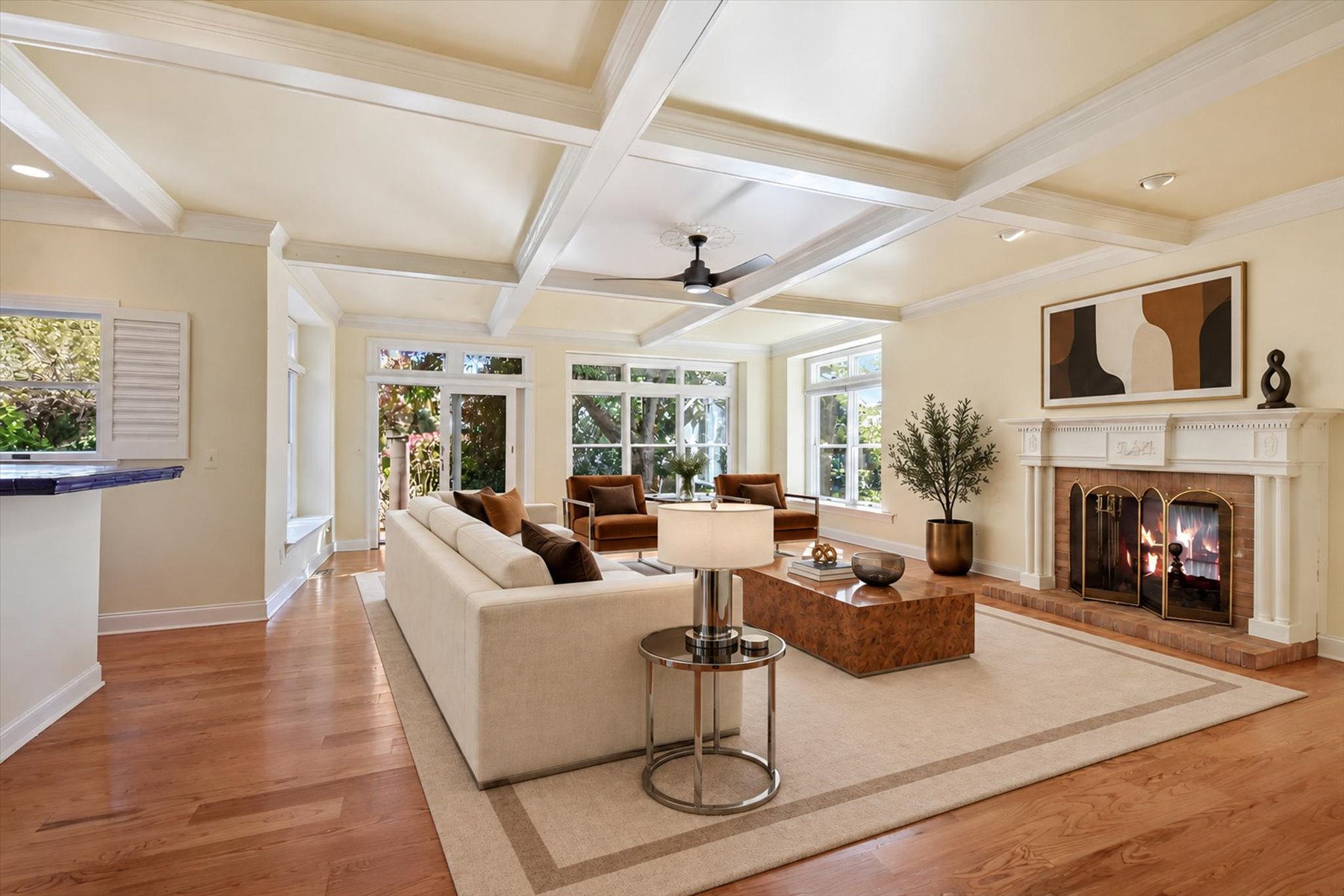  Distinctive Colonial Home Located in Well-Established Neighborhood - 物件實景