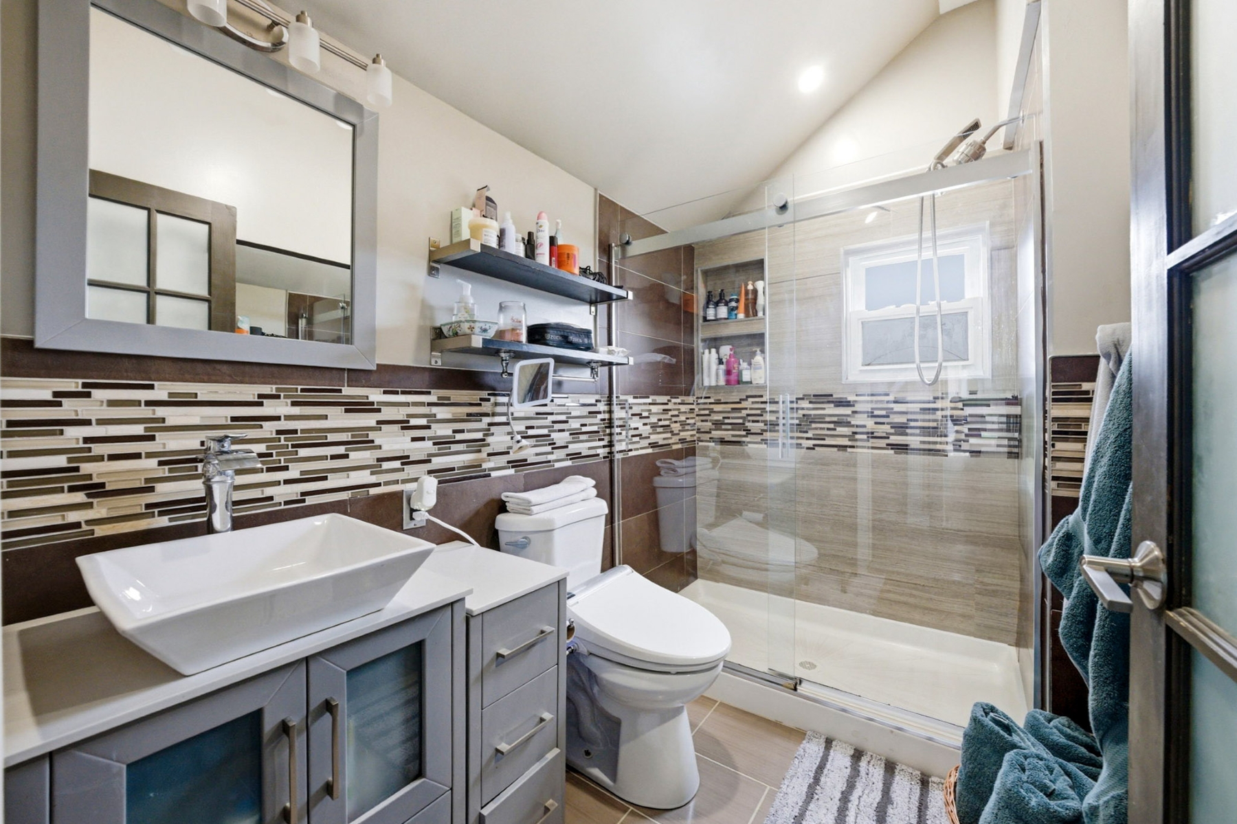  Fully Renovated Two Family Property - 物件實景