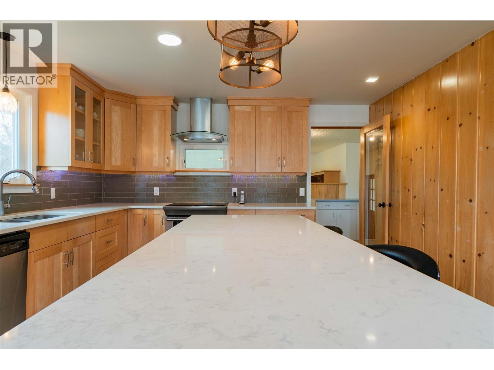 APPLEDALE, British Columbia, V0G 2J0, CA, 5 Bedrooms Bedrooms, ,2 BathroomsBathrooms,Residential,For Sale,1946998