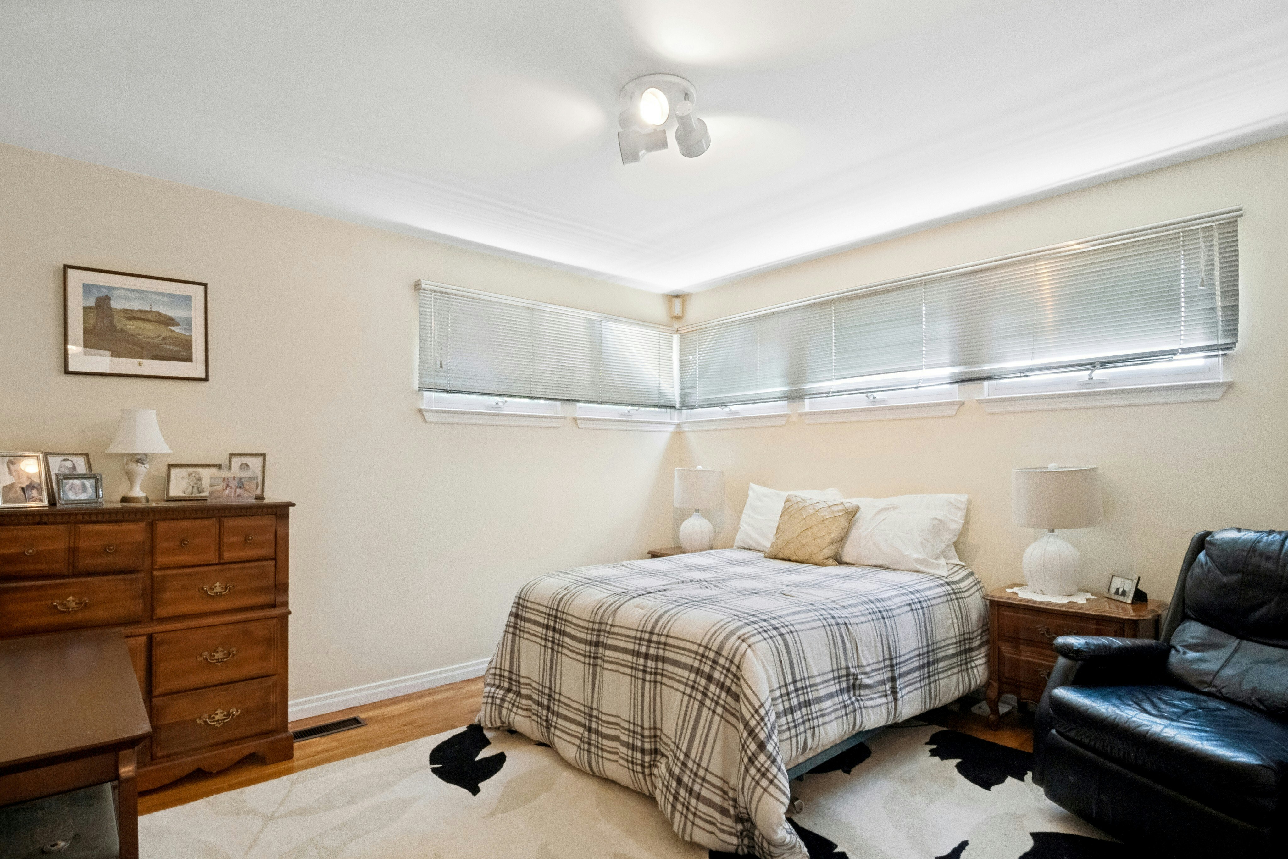  Charming three-bedroom, two bath ranch feels like home the moment you walk in - 物件實景