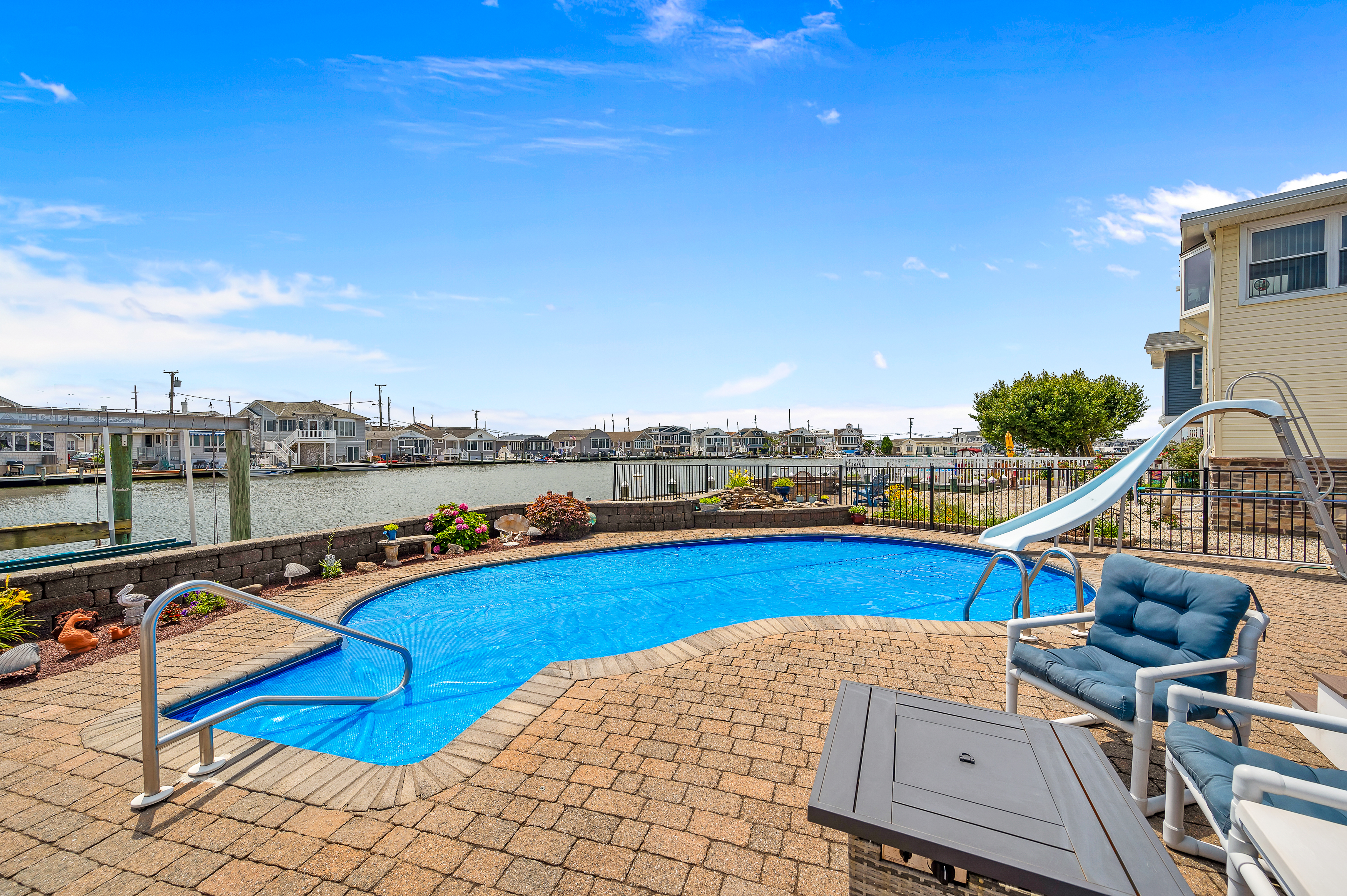  Spacious Waterfront Ranch With In-Ground Pool - 物件實景