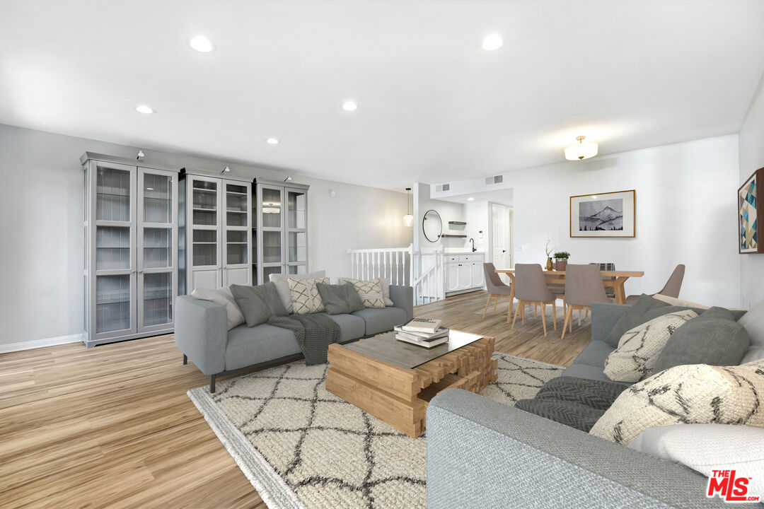 Sherman Oaks, California, 91403, United States, 2 Bedrooms Bedrooms, ,3 BathroomsBathrooms,Residential,For Sale,1900859