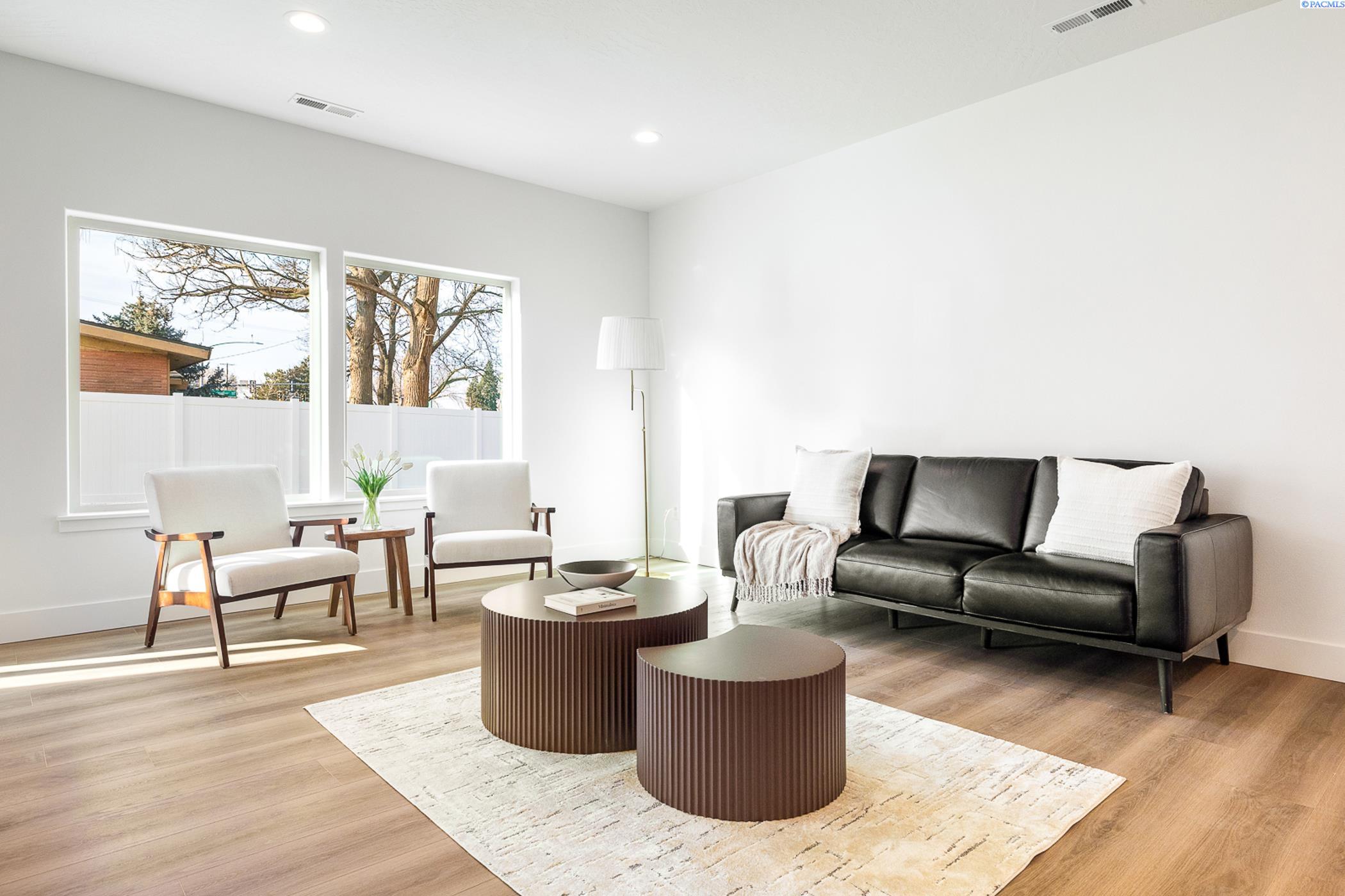 Kennewick, Washington, 99337, United States, 7 Bedrooms Bedrooms, ,Residential,For Sale,1949661