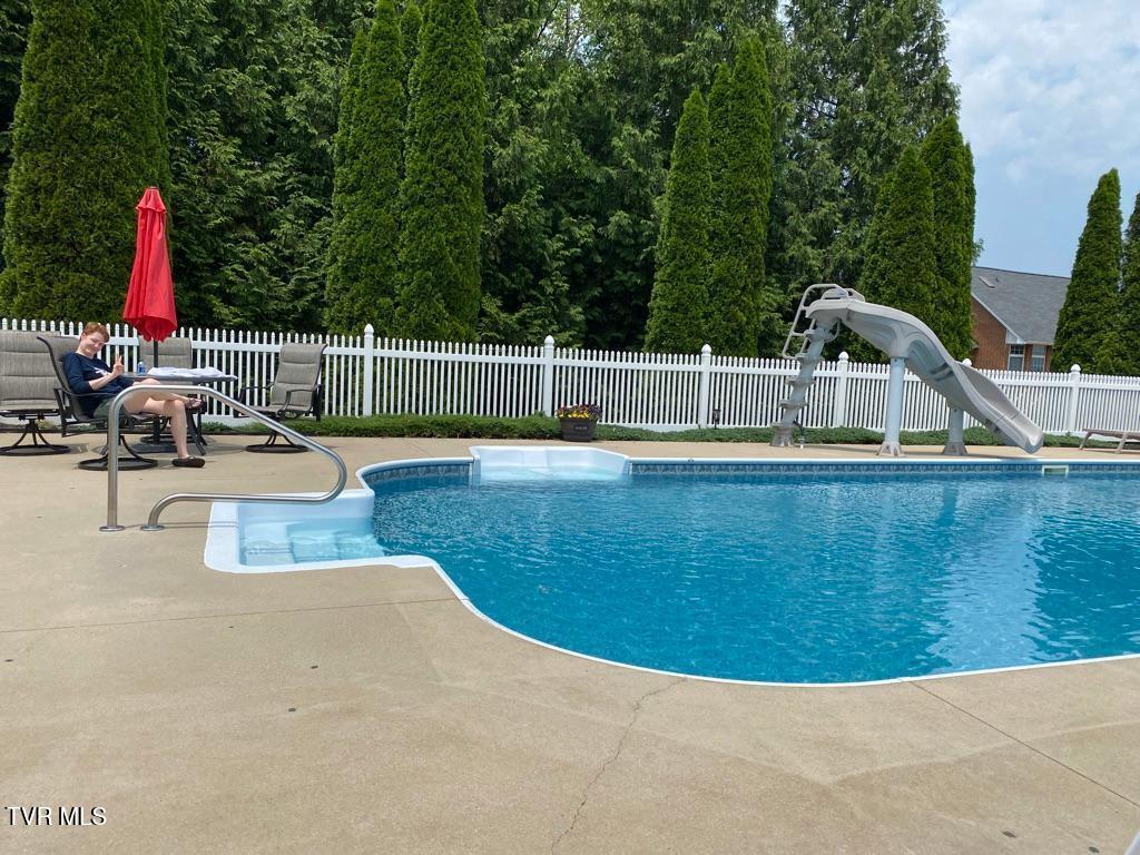 Greeneville, Tennessee, 37745, United States, 5 Bedrooms Bedrooms, ,5 BathroomsBathrooms,Residential,For Sale,2012581