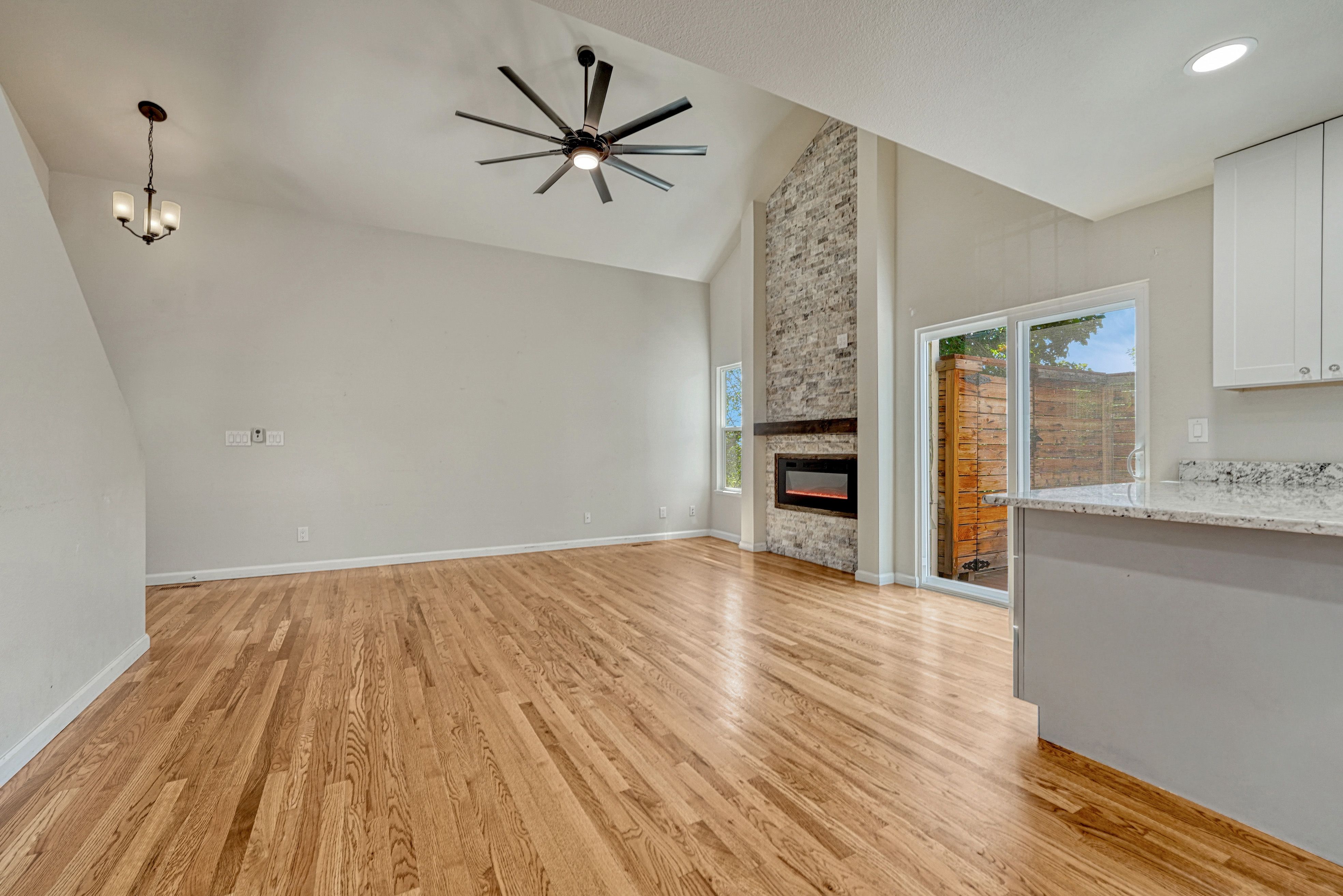  Hardwood Flooring and Mountain Views in 80919 - 物件實景