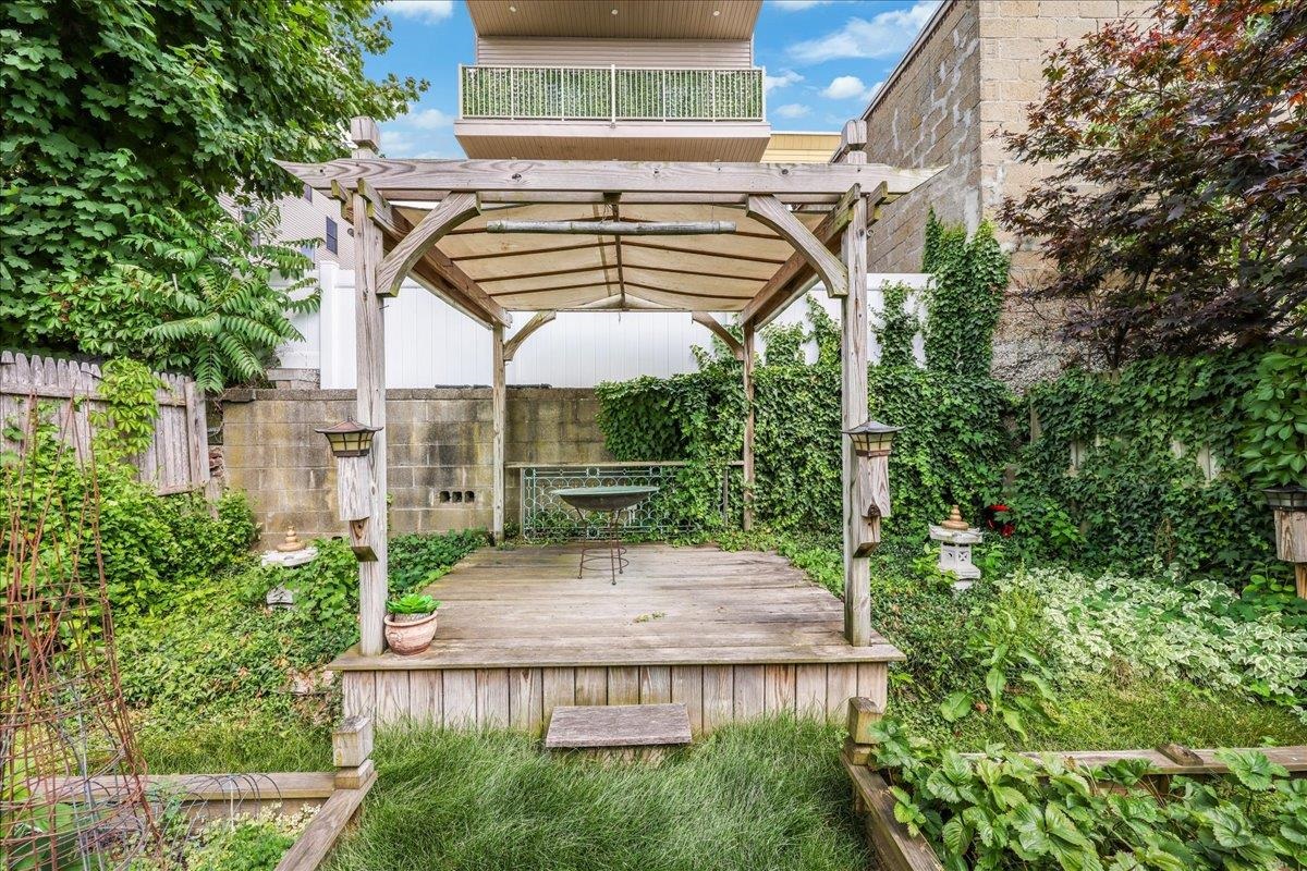 Jersey City, New Jersey, 07307, United States, 5 Bedrooms Bedrooms, ,2 BathroomsBathrooms,Residential,For Sale,1988239