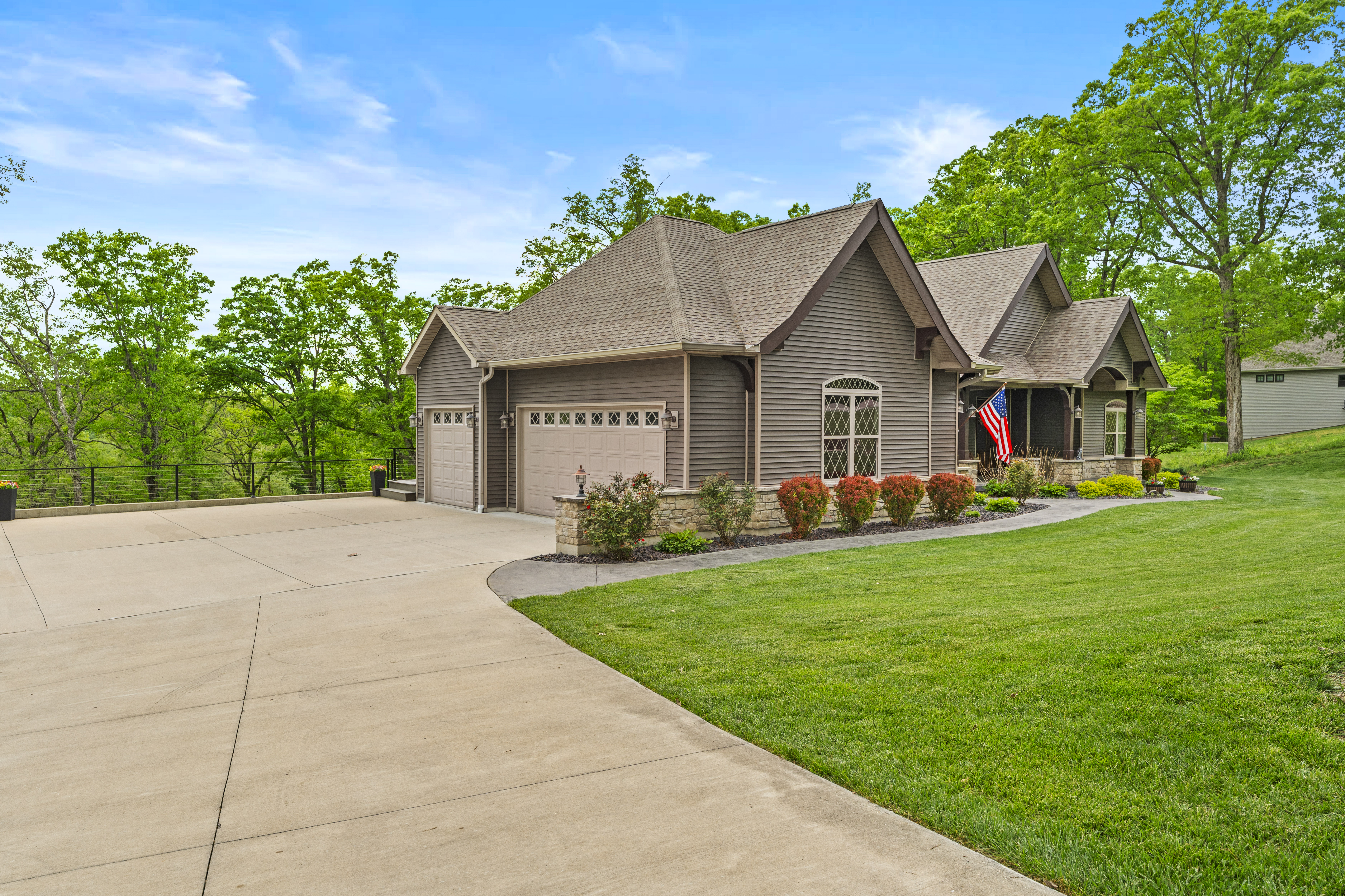  Discover unmatched luxury and versatility in this custom Craftsman-style estate - 物件實景