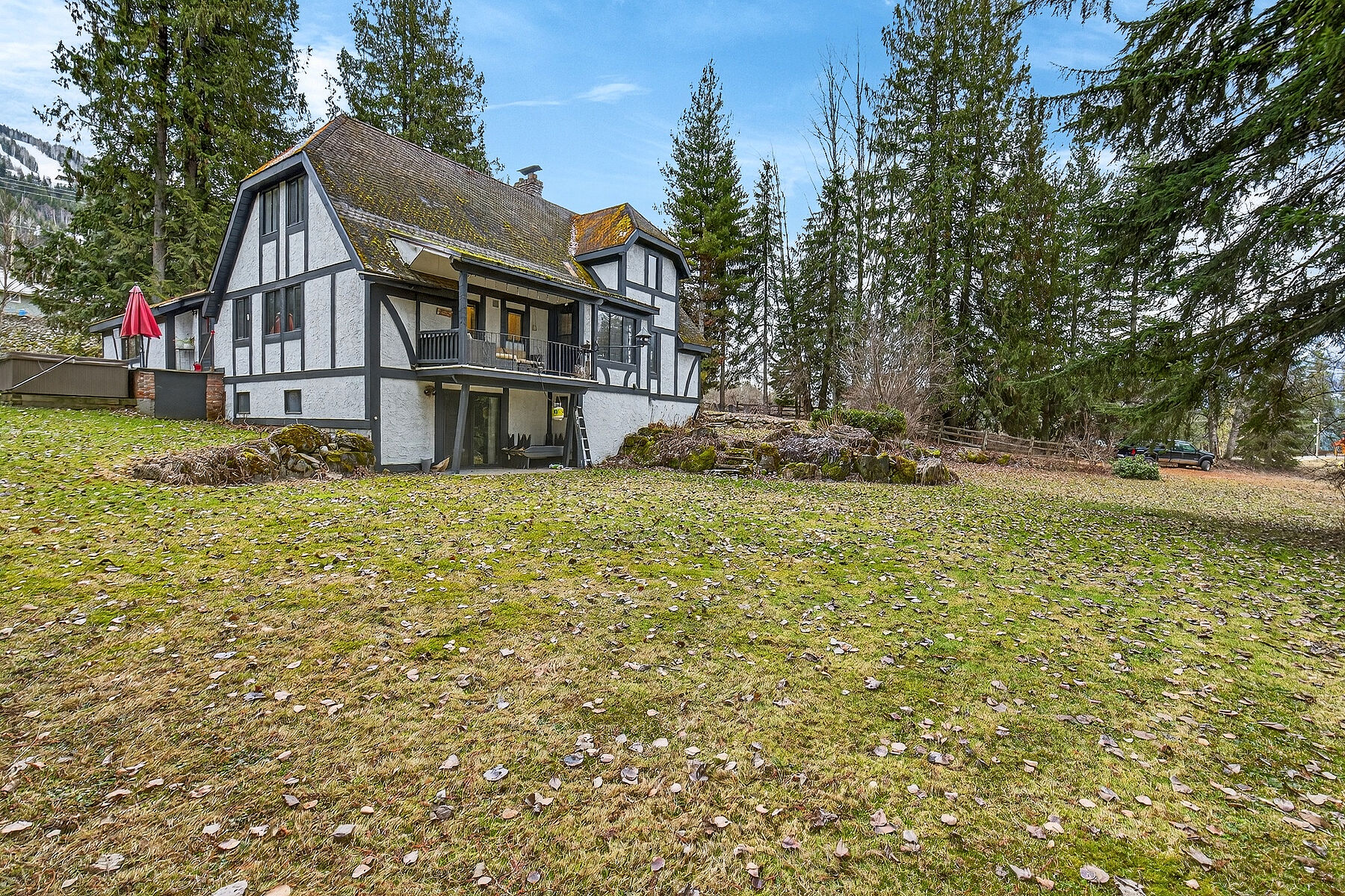  Modern Tudor Elegance - 物件實景
