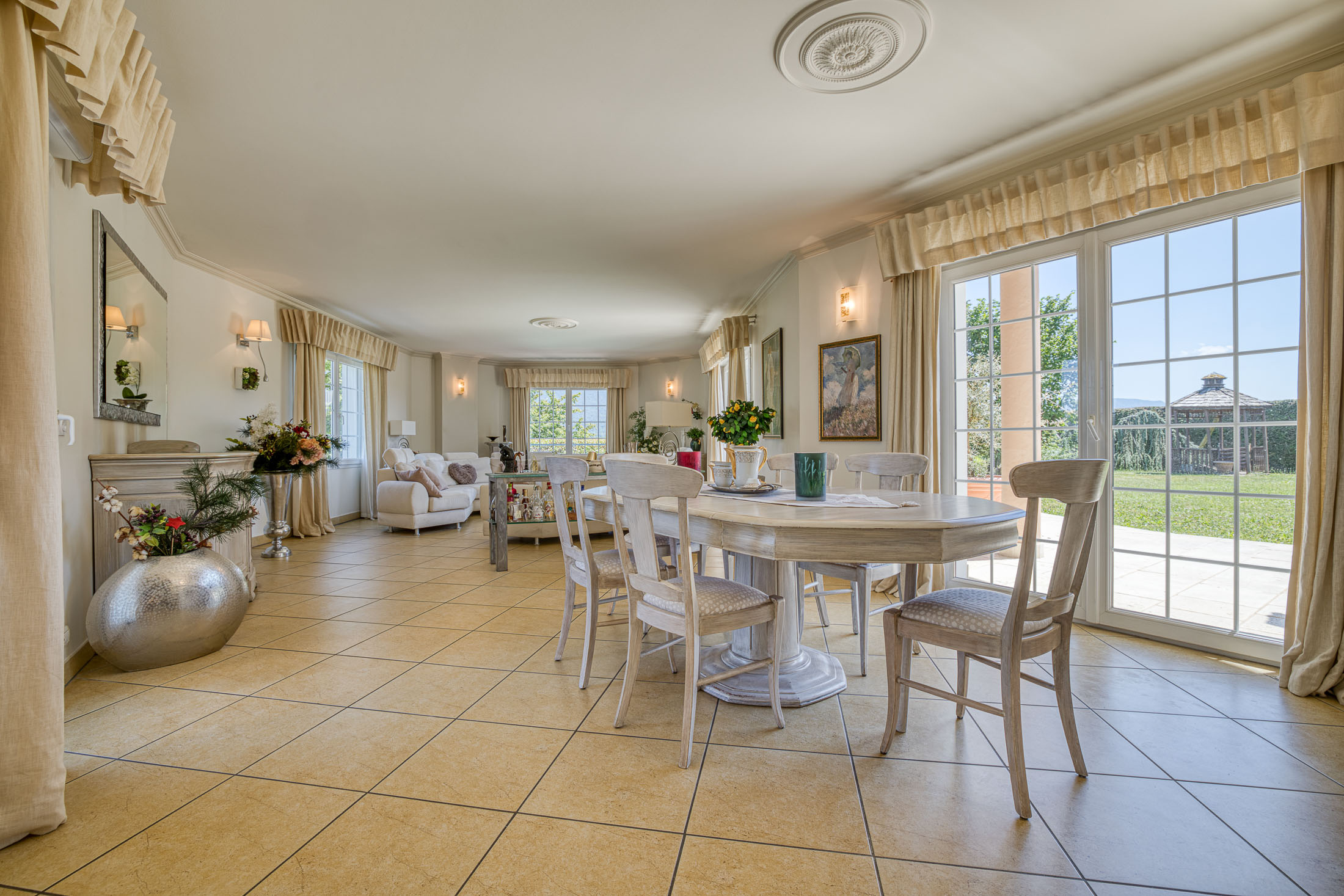  Nestled between lake and mountains, an outstanding family estate with swimming … - 物件實景