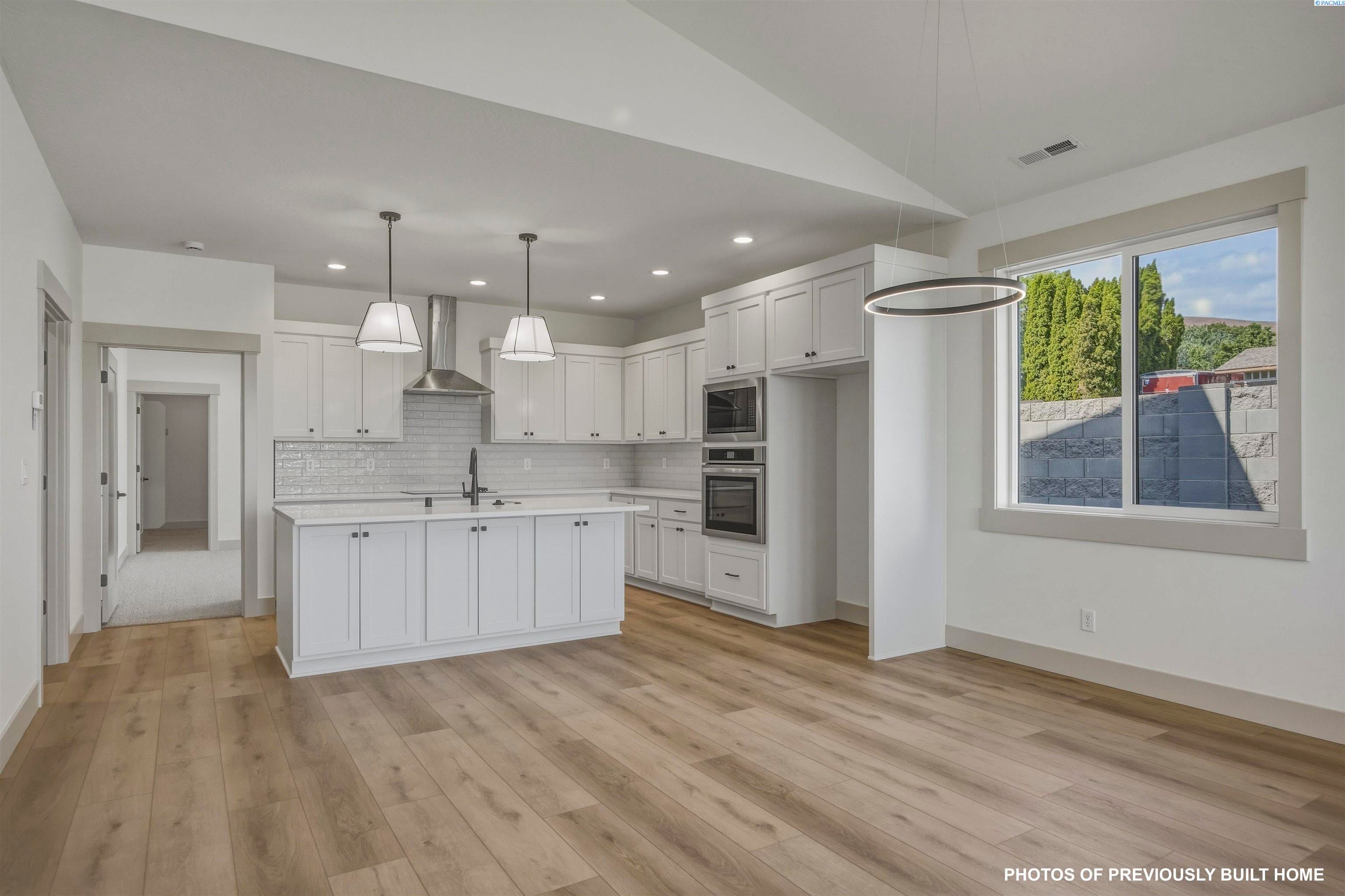 Richland, Washington, 99352, United States, 4 Bedrooms Bedrooms, ,3 BathroomsBathrooms,Residential,For Sale,2048116