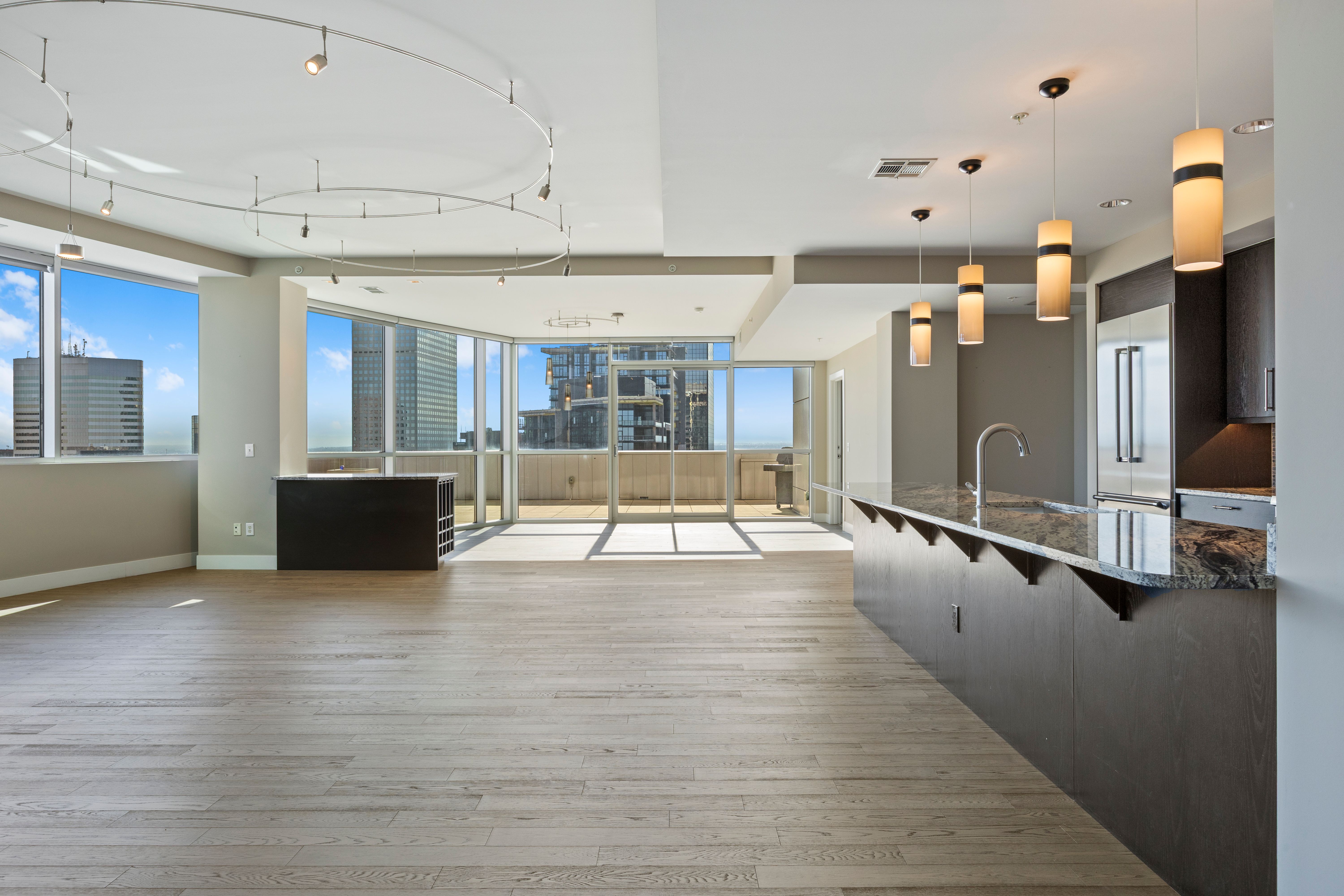  Over 1000 Feet of Private Terrace Throughout This Penthouse - 物件實景