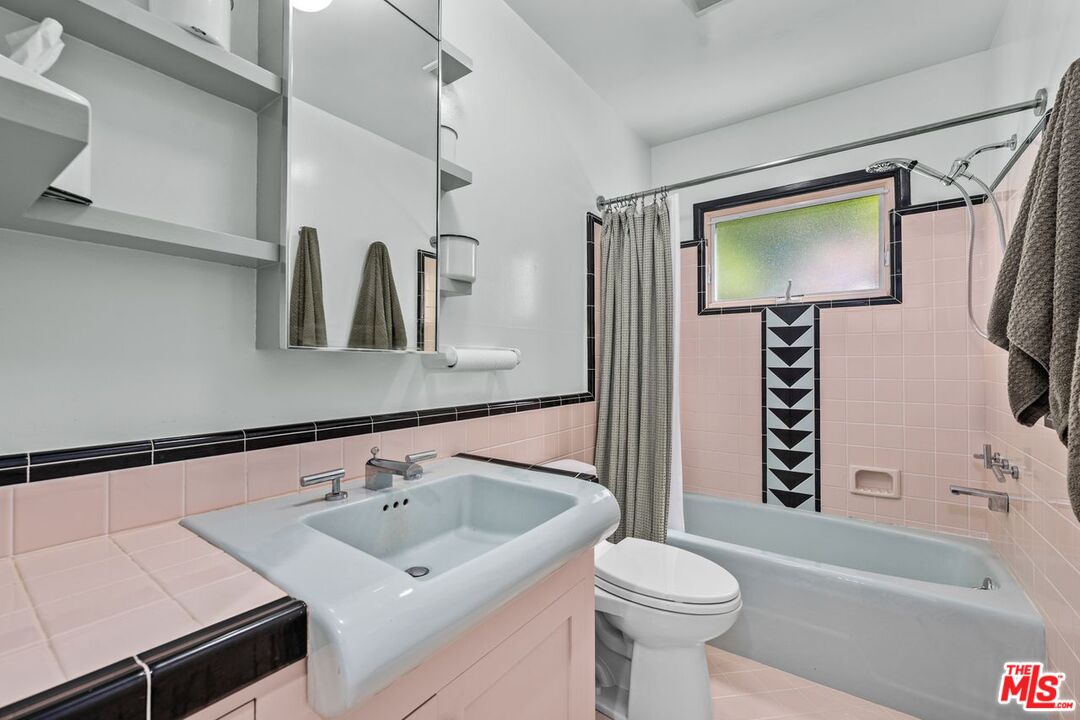 Sherman Oaks, California, 91423, United States, 3 Bedrooms Bedrooms, ,3 BathroomsBathrooms,Residential,For Sale,1986204