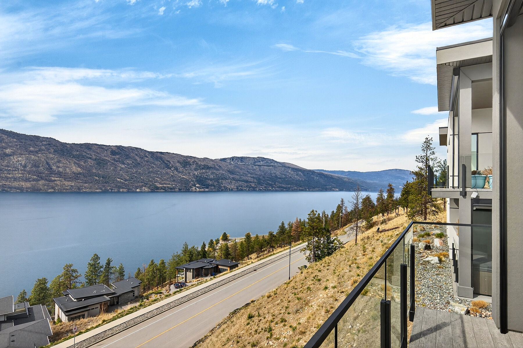  Elevated Lake Country Living - 物件實景