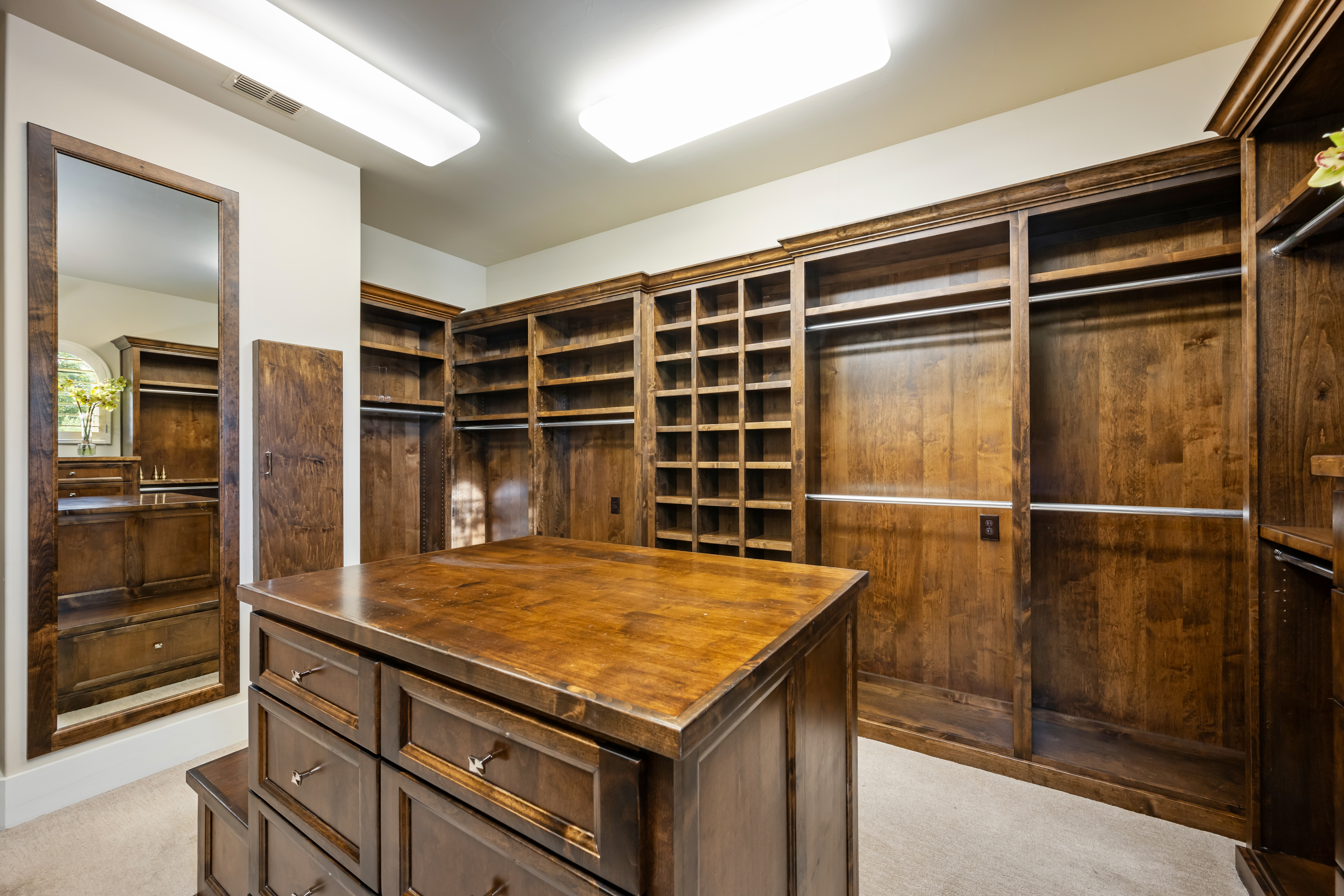  Defined By Timeless Santa Barbara Architecture And Exceptional Craftsmanship - 物件實景