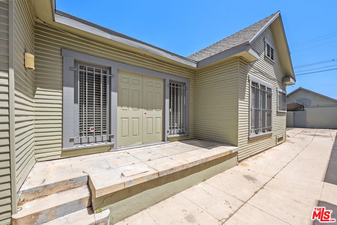 Los Angeles, California, 90004, United States, 3 Bedrooms Bedrooms, ,1 BathroomBathrooms,Residential,For Sale,1896510