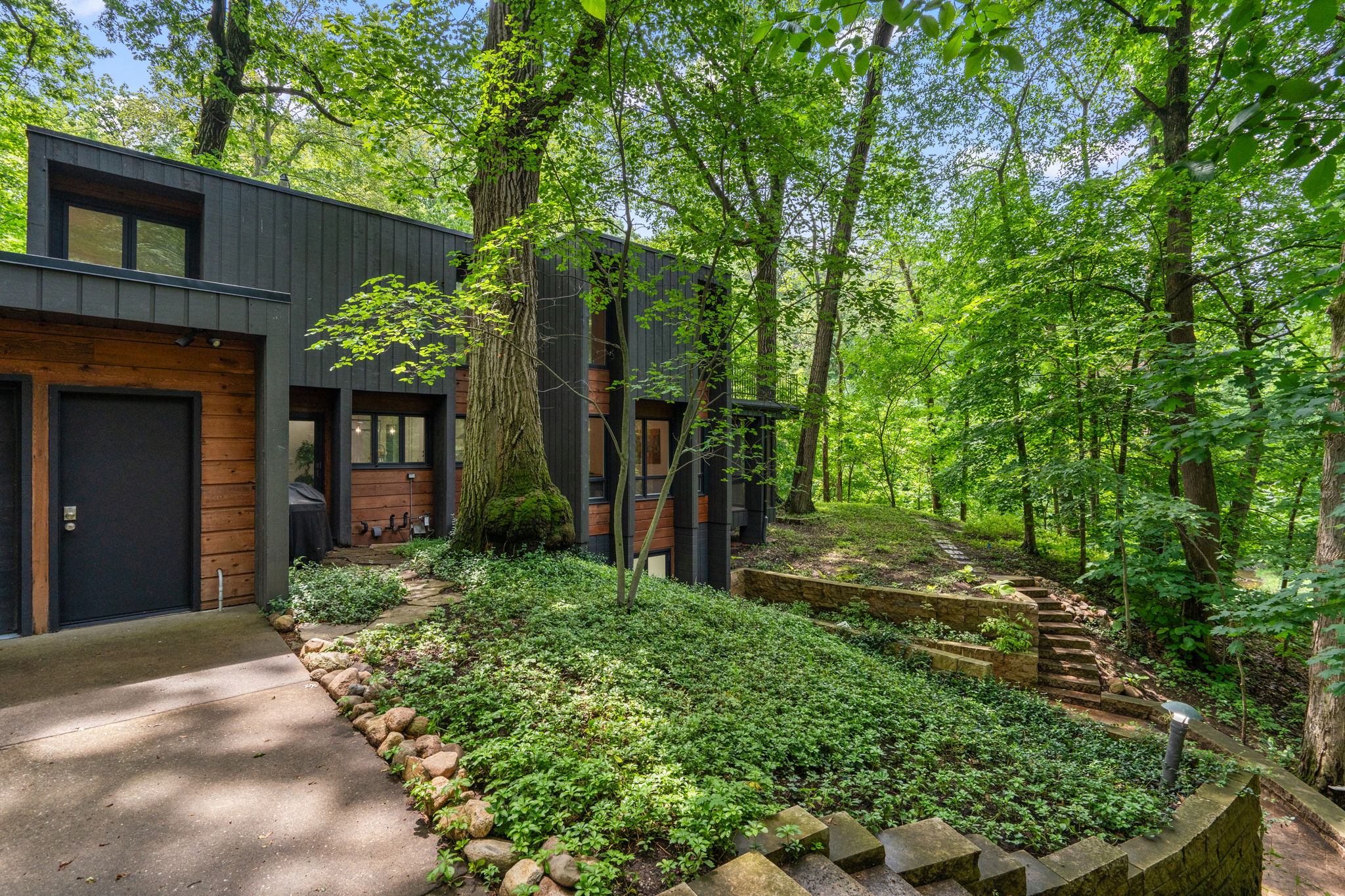  Modern Contemporary Home Nestled on a 1.3 Acre Wooded Lot - 物件實景