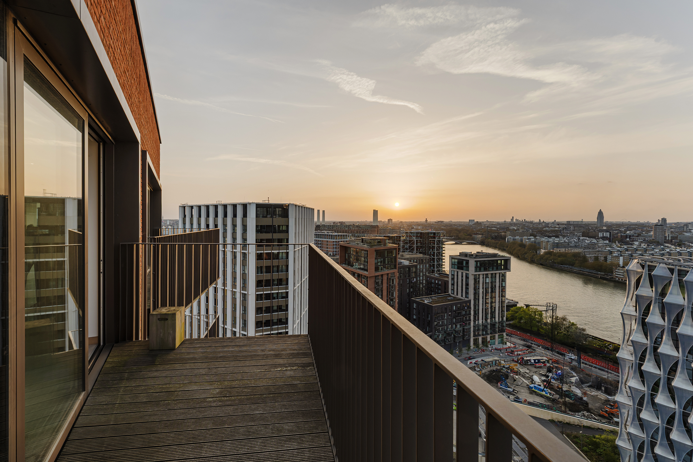  A Duplex Penthouse with Panoramic River Views and a Private Roof Terrace - 物件實景