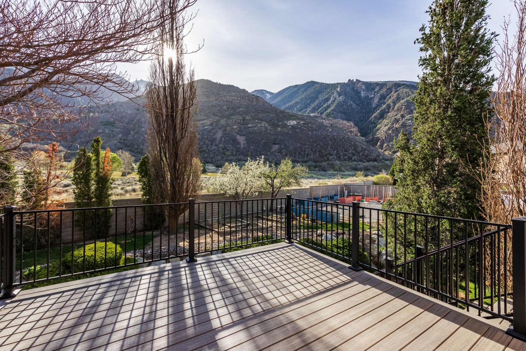  Updated Sandy Home With One of a Kind Location With Unobstructed Mountain Views - 物件實景