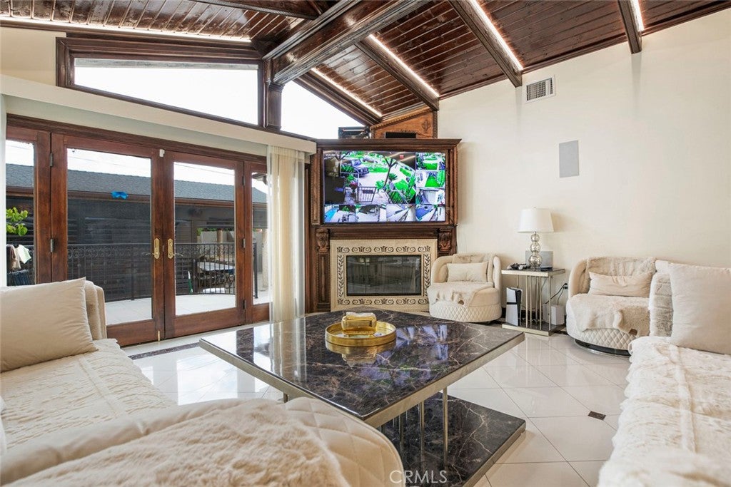 Glendale, California, 91201, United States, 4 Bedrooms Bedrooms, ,5 BathroomsBathrooms,Residential,For Sale,1969452