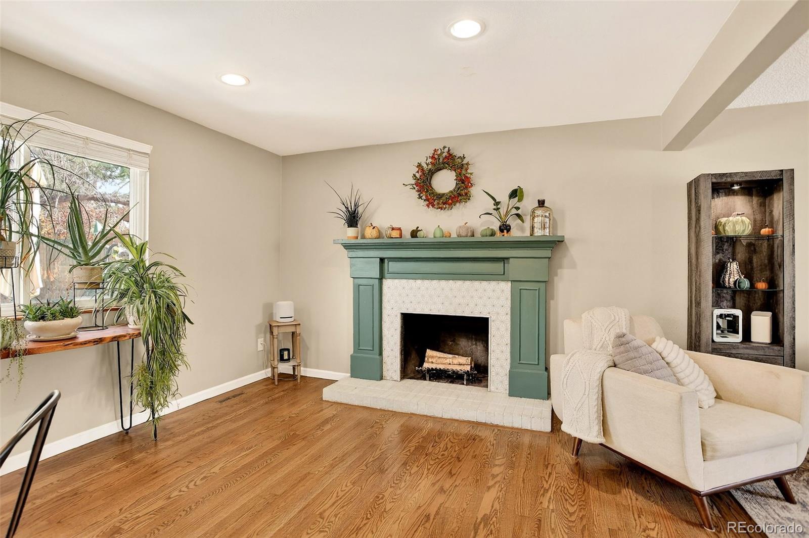 Centennial, Colorado, 80015, United States, 4 Bedrooms Bedrooms, ,2 BathroomsBathrooms,Residential,For Sale,1988993