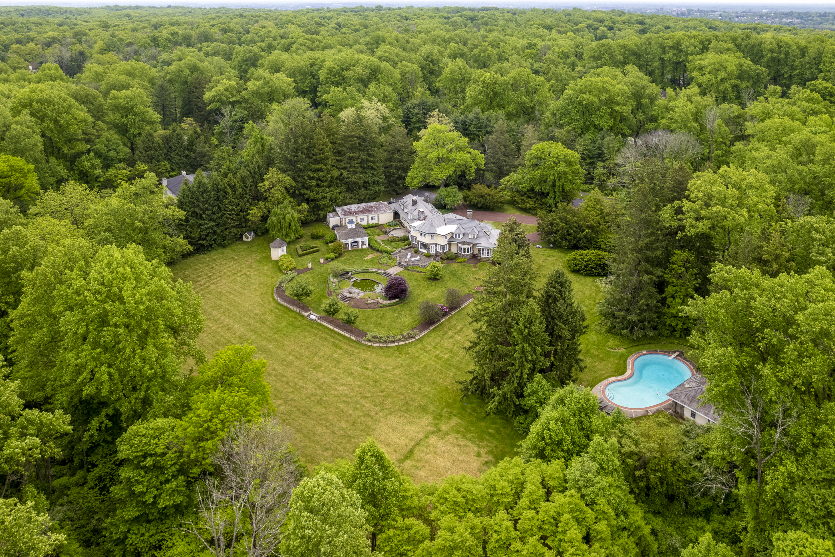  Sprawling Estate with a Rich History and Gorgeous Grounds - 物件實景