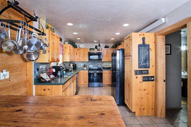 Hot Springs, South Dakota, 57747, United States, 3 Bedrooms Bedrooms, ,3 BathroomsBathrooms,Residential,For Sale,1924140