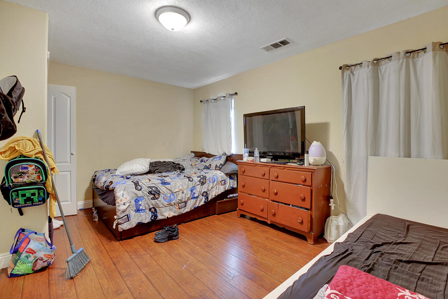 Sacramento, California, 95820, United States, 3 Bedrooms Bedrooms, ,2 BathroomsBathrooms,Residential,For Sale,1993512