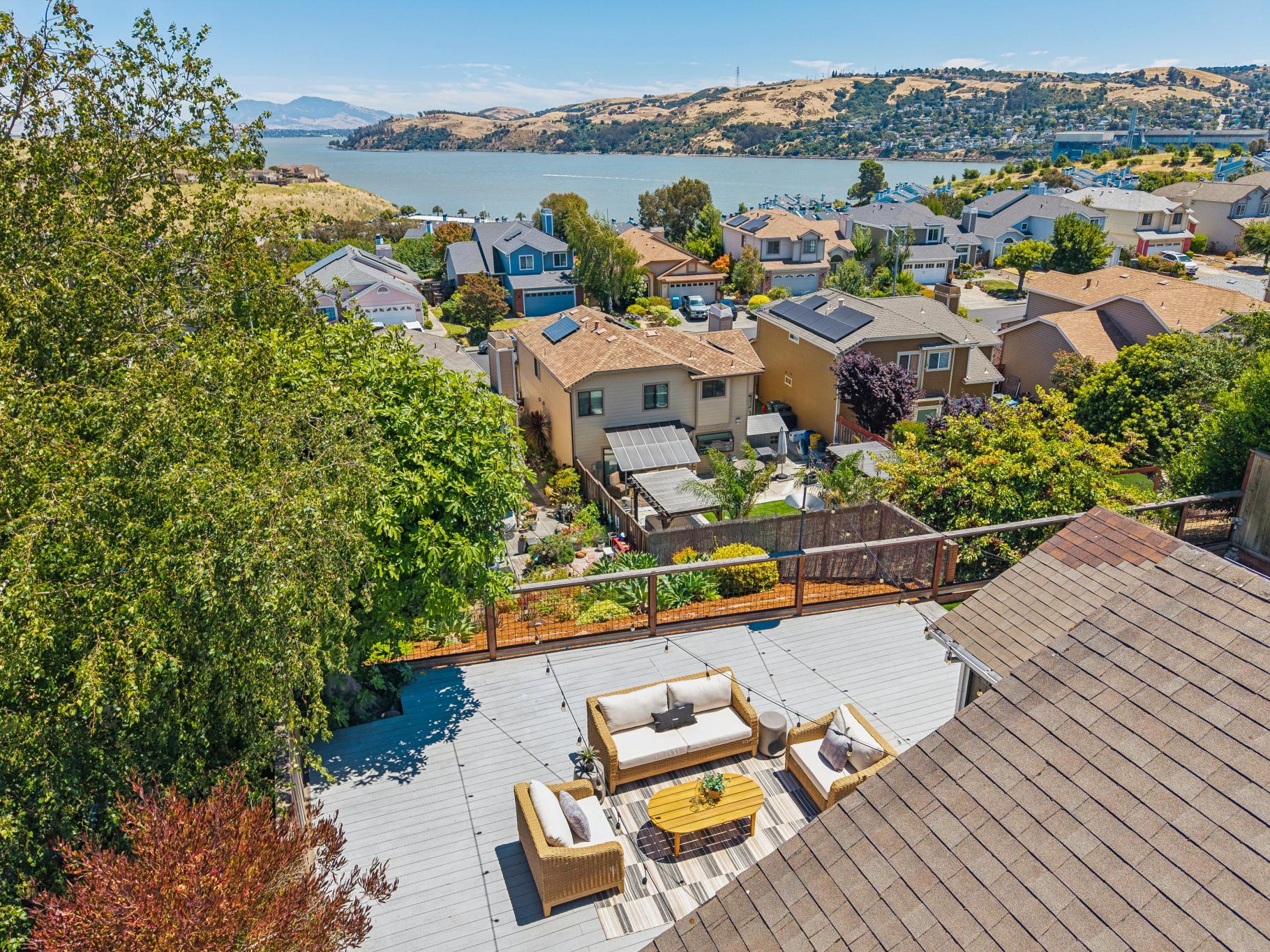 Beautifully Updated Home with Stunning Water Views - 物件實景