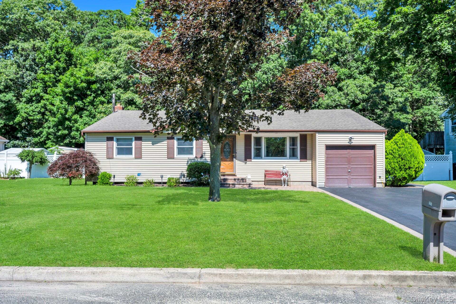 Walter Dr, Nesconset, NY 11767