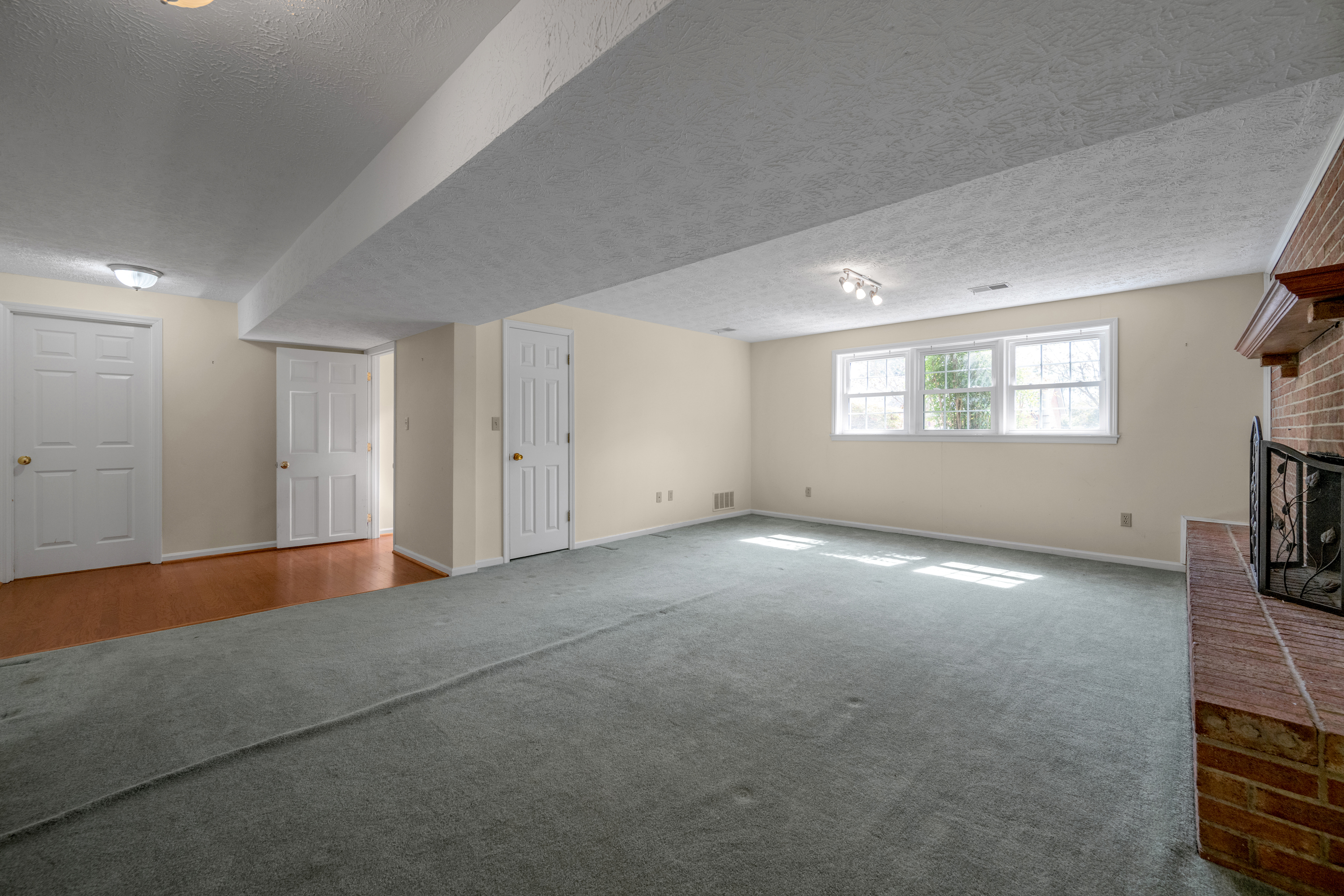  4368 Clemens Drive - 物件實景