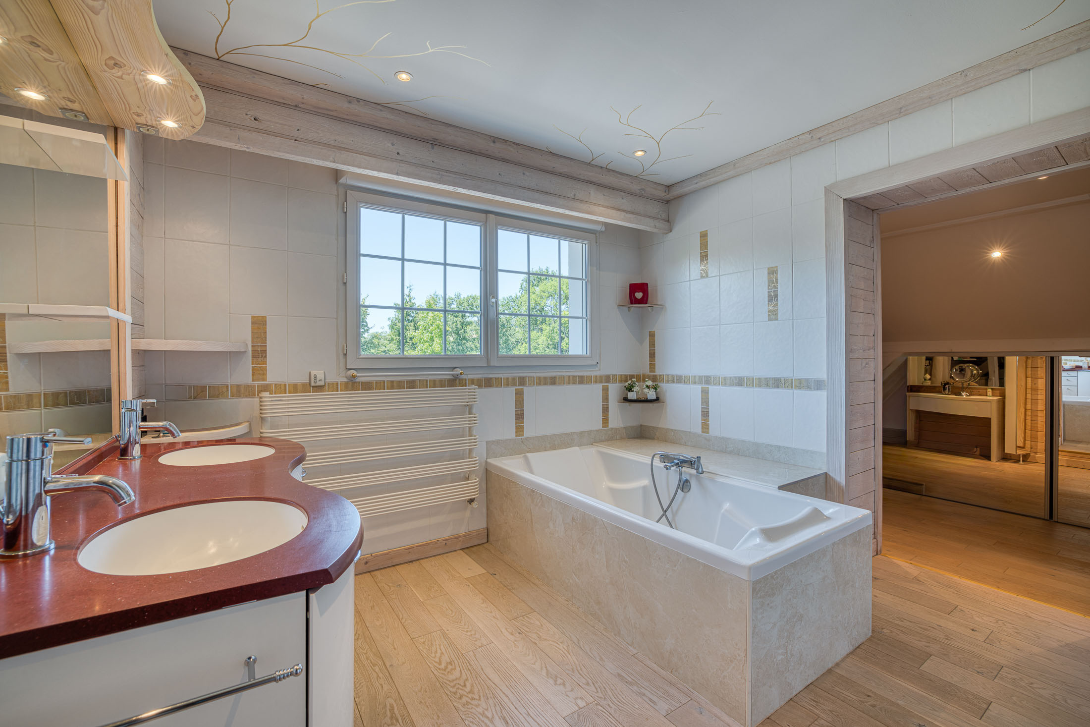  Nestled between lake and mountains, an outstanding family estate with swimming … - 物件實景