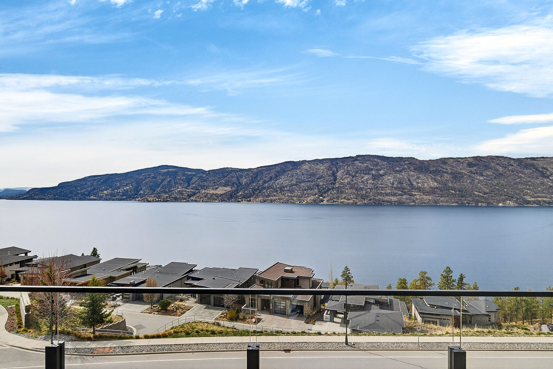  Elevated Lake Country Living - 物件實景