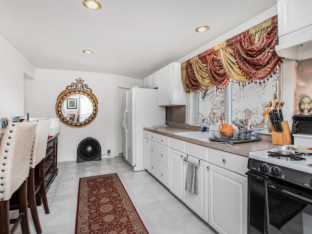 Yonkers, New York, 10710, United States, 3 Bedrooms Bedrooms, ,2 BathroomsBathrooms,Residential,For Sale,1982503