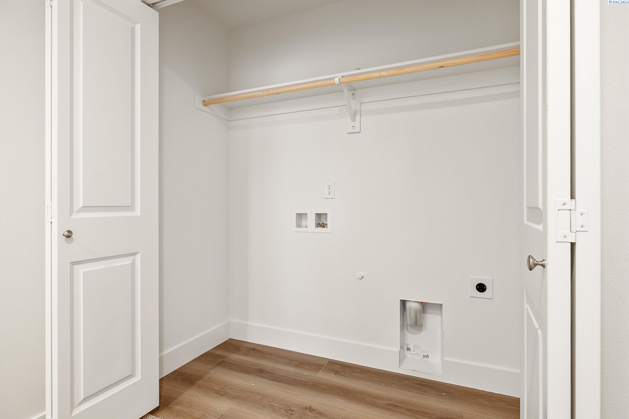 Kennewick, Washington, 99337, United States, 5 Bedrooms Bedrooms, ,Residential,For Sale,1940850