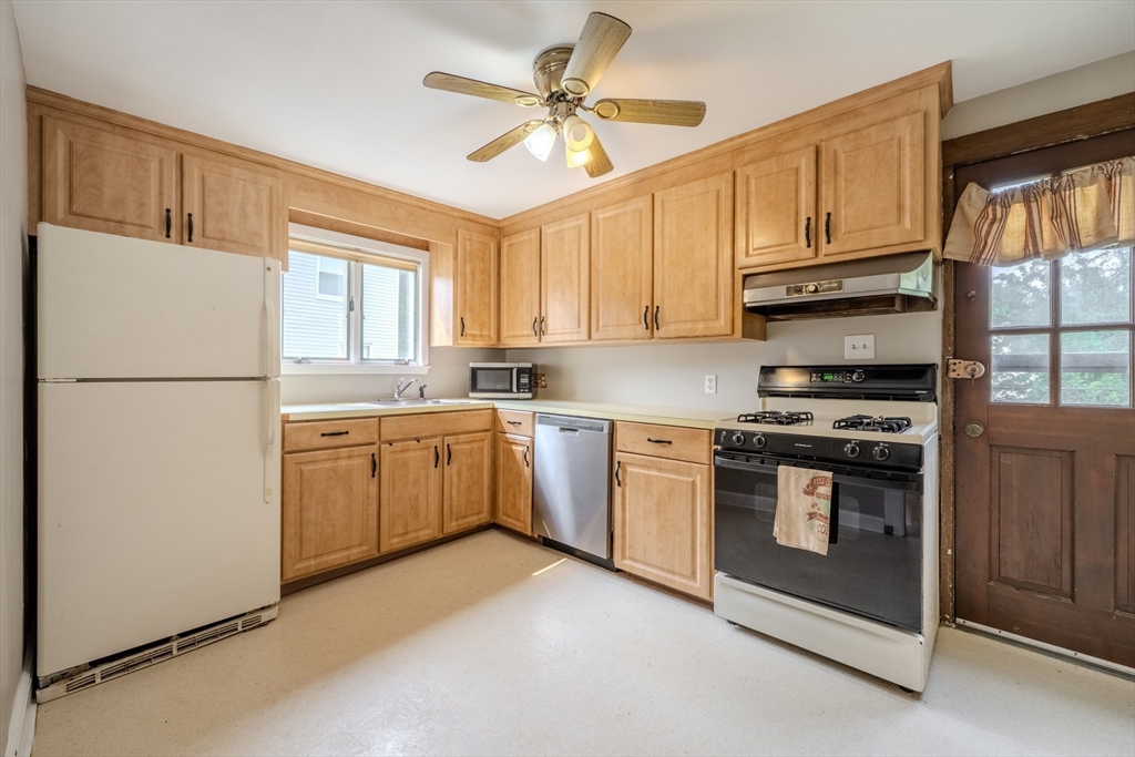 Newton, Massachusetts, 02461, United States, 3 Bedrooms Bedrooms, ,2 BathroomsBathrooms,Residential,For Sale,1934671
