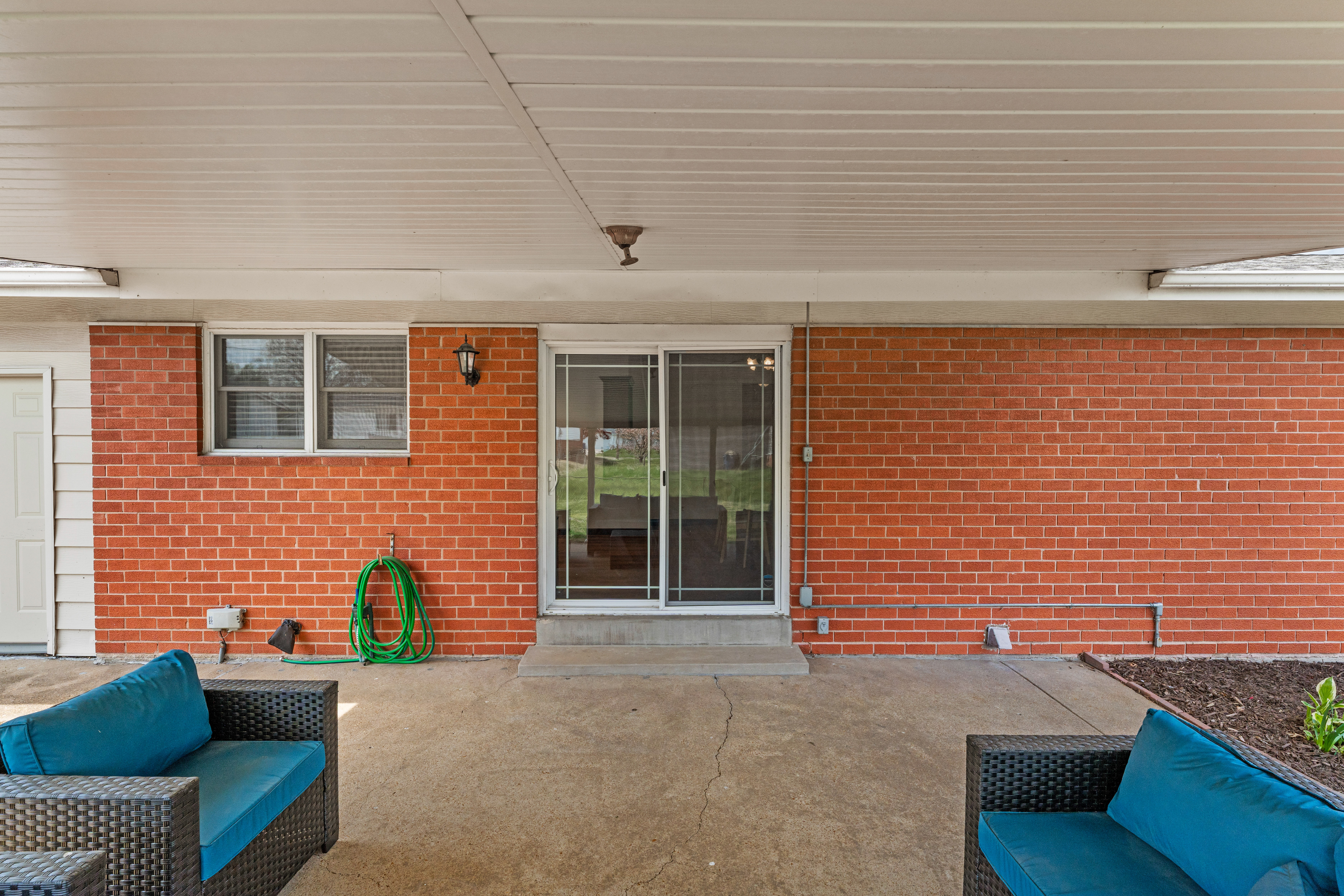  Exceptional low-maintenance brick and stone home makes - 物件實景