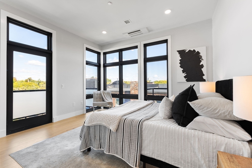 Brookline, Massachusetts, 02446, United States, 3 Bedrooms Bedrooms, ,4 BathroomsBathrooms,Residential,For Sale,1975462