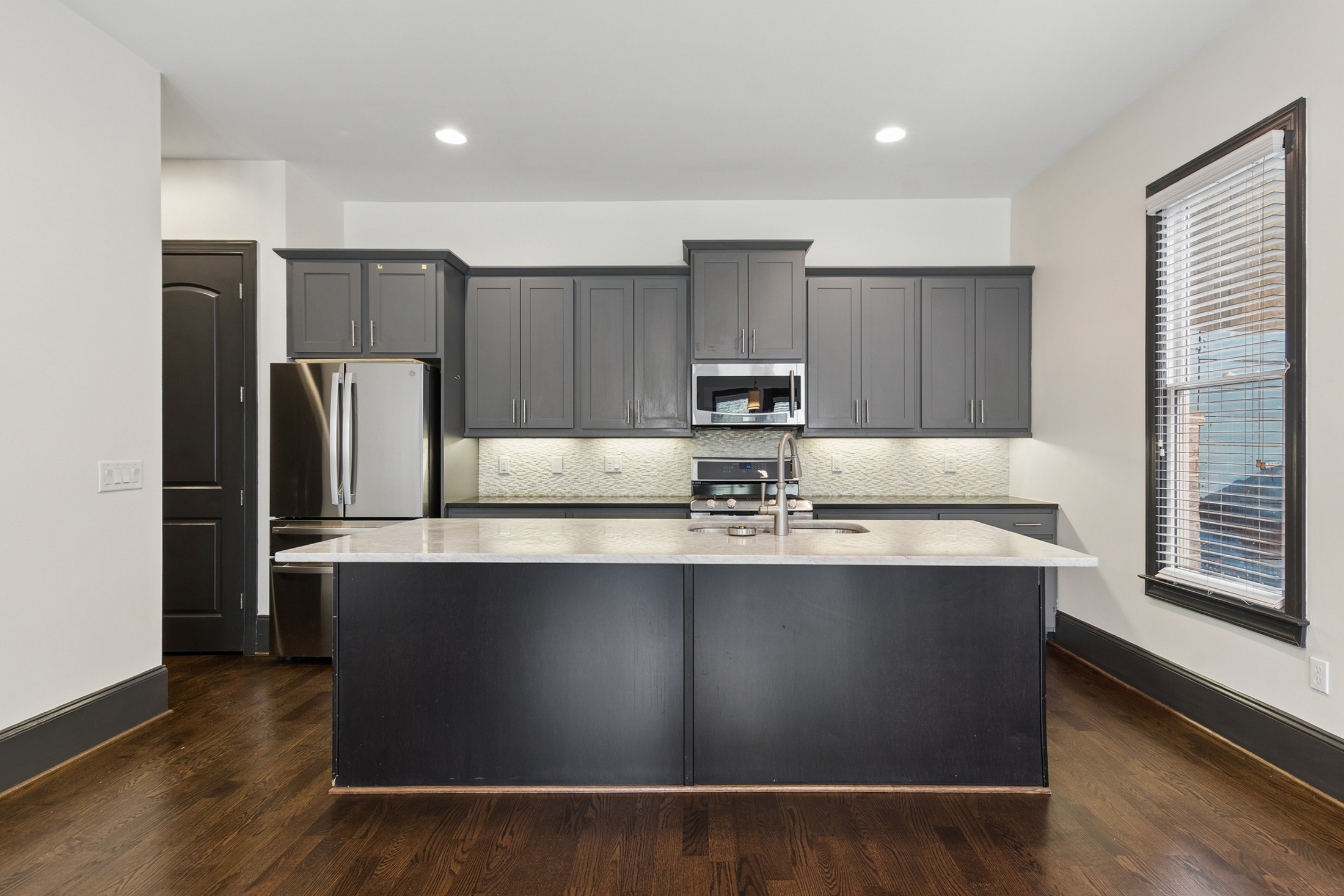  End-Unit Townhome with Fenced Backyard in Prime Location - 物件實景