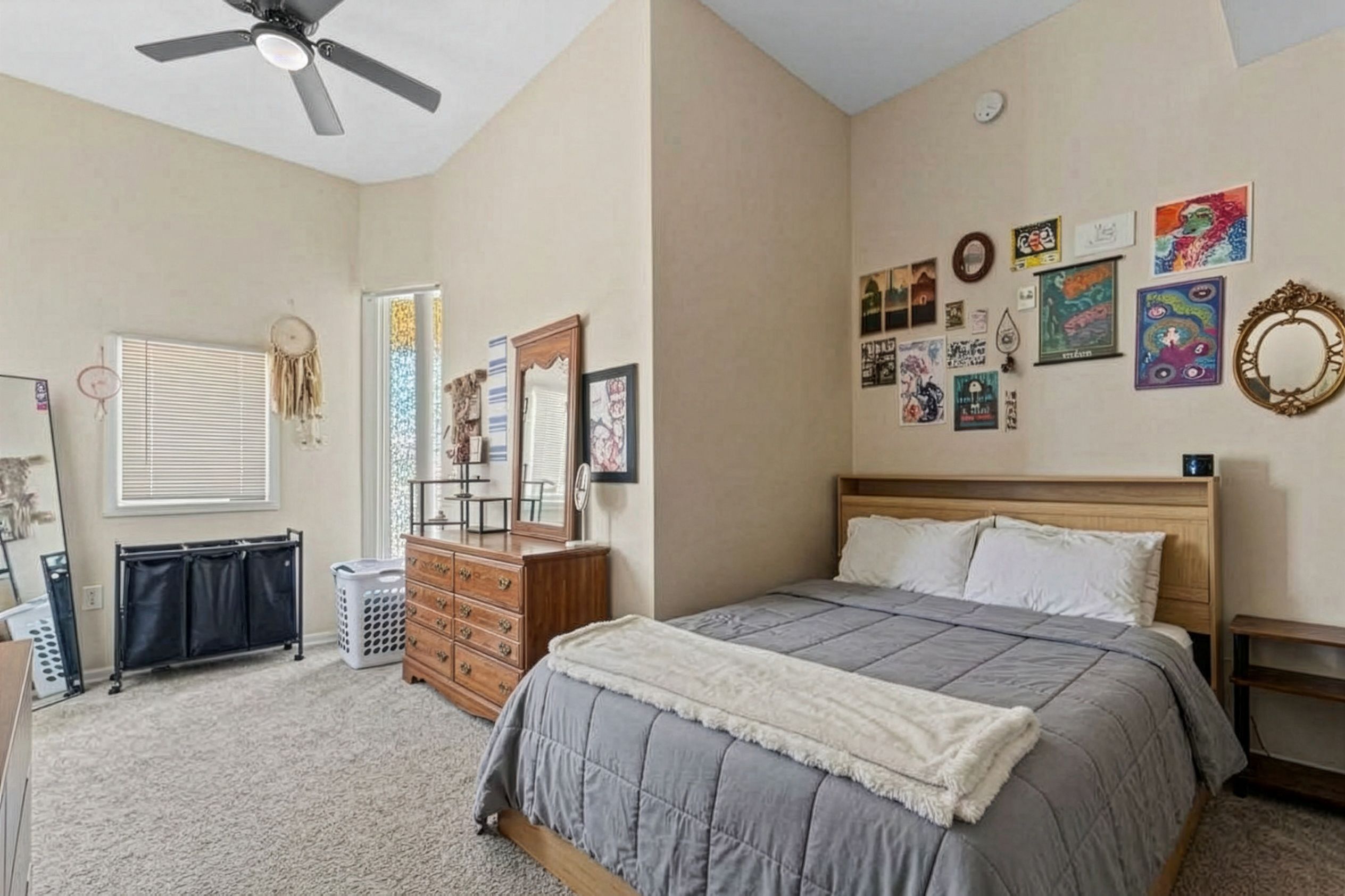  Prime Bay View Investment: Updated Duplex with 4-Car Garage Near Lake Michigan - 物件實景