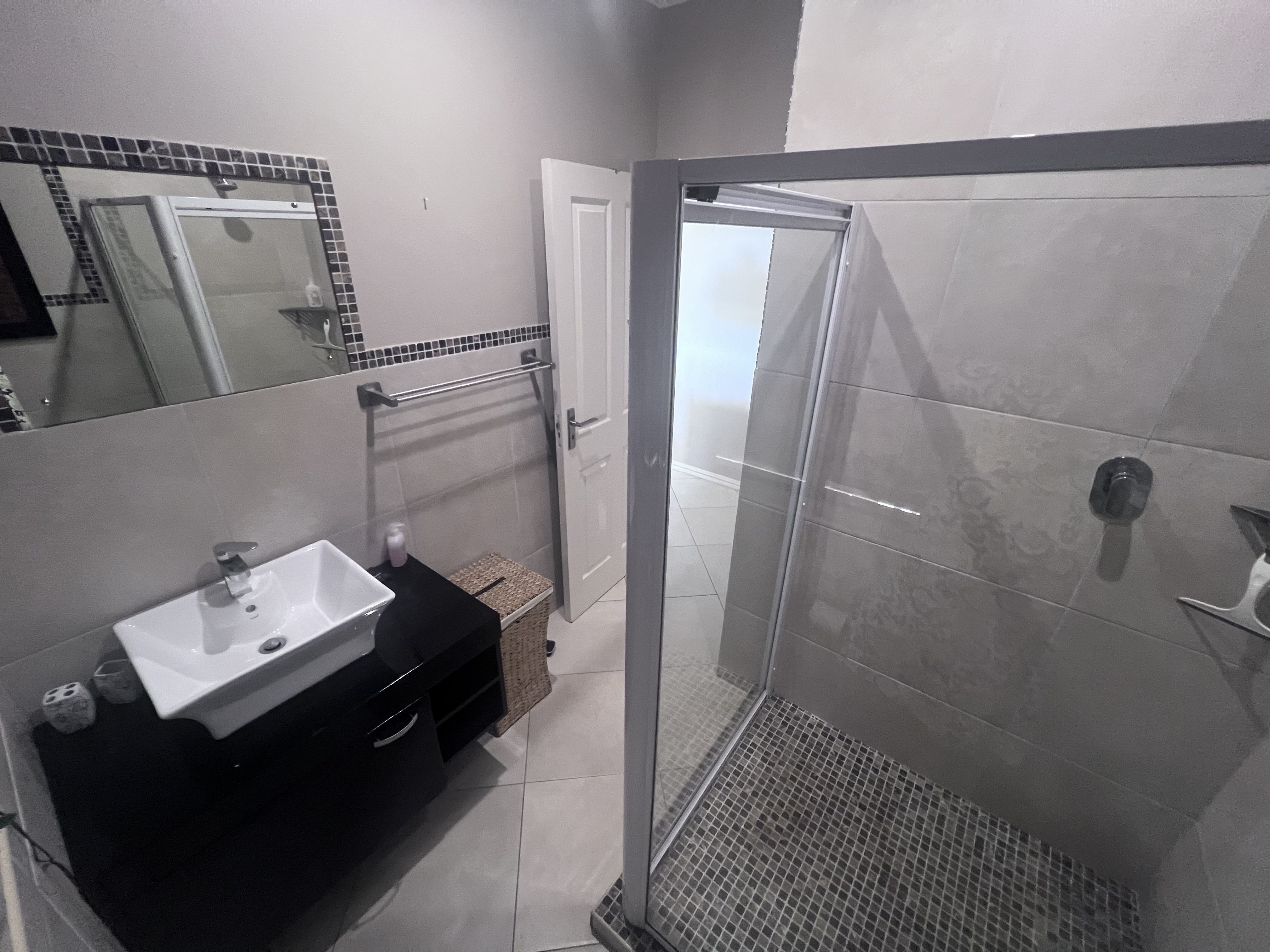  Meticulously maintained home with thoughtfully curated living spaces - 物件實景