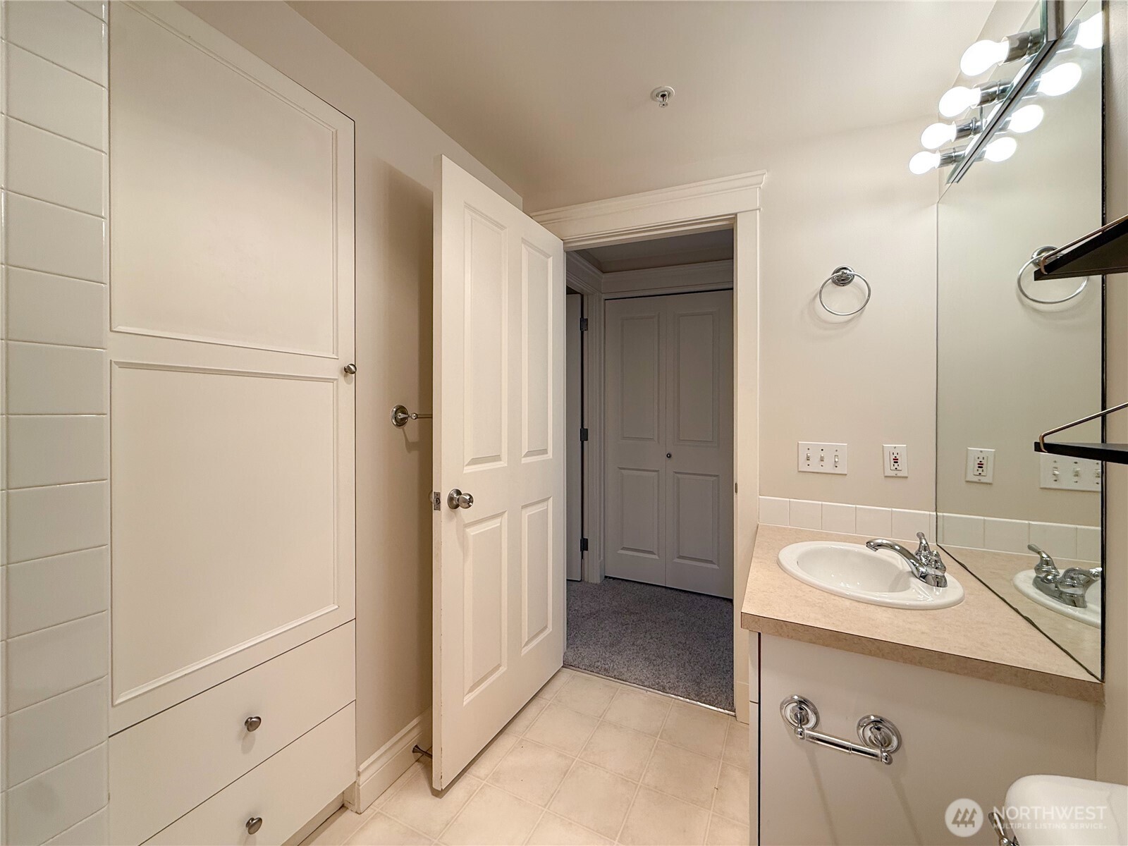 Seattle, Washington, 98199, United States, 2 Bedrooms Bedrooms, ,2 BathroomsBathrooms,Residential,For Sale,1998724
