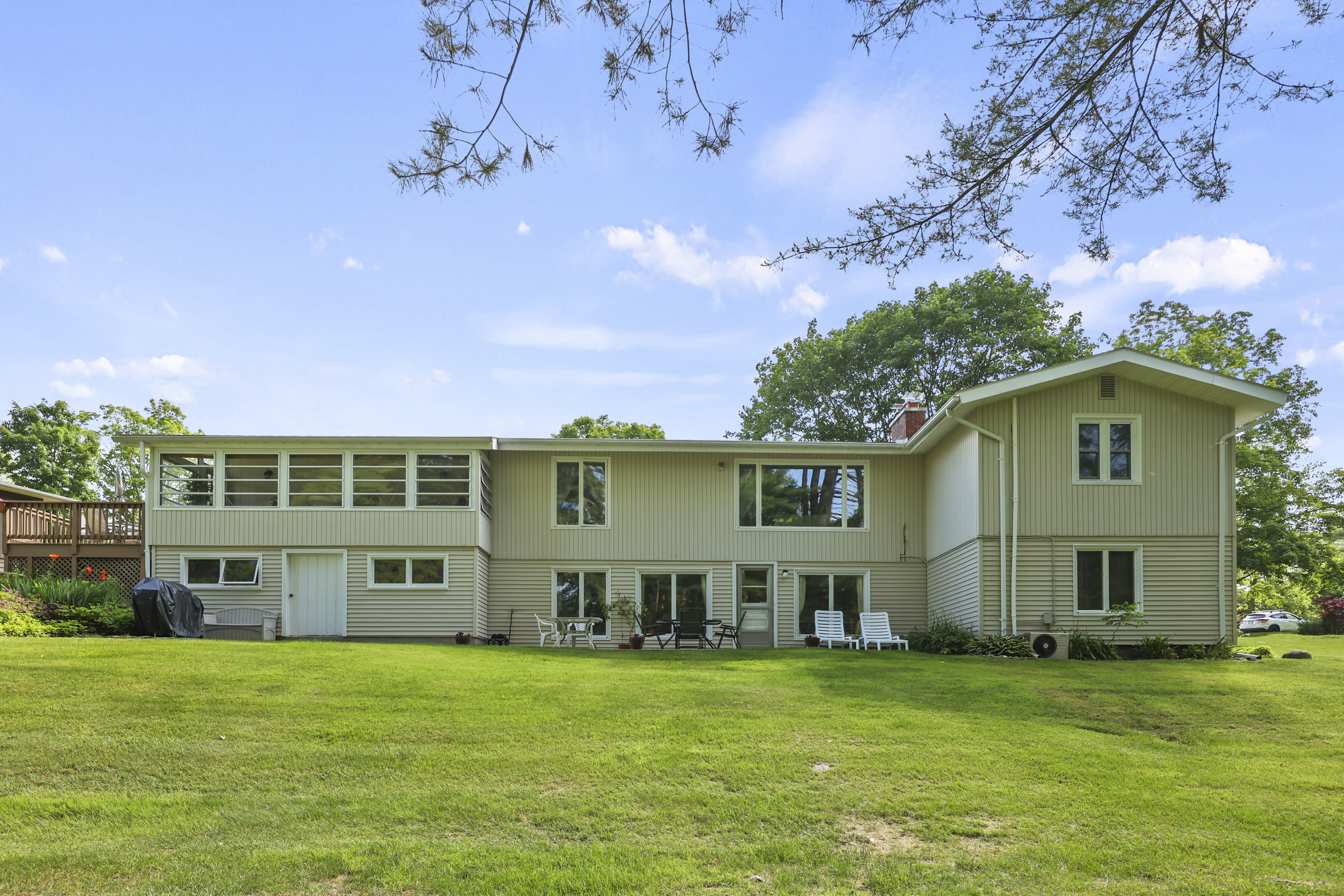  Immaculate 4 Bed Ranch with 3-Season Porch near Lake Onota - 物件實景