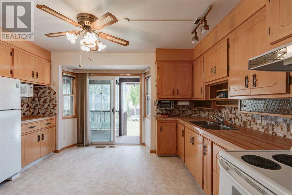 CALGARY, Alberta, T3E 2S7, CA, 3 Bedrooms Bedrooms, ,2 BathroomsBathrooms,Residential,For Sale,1896041