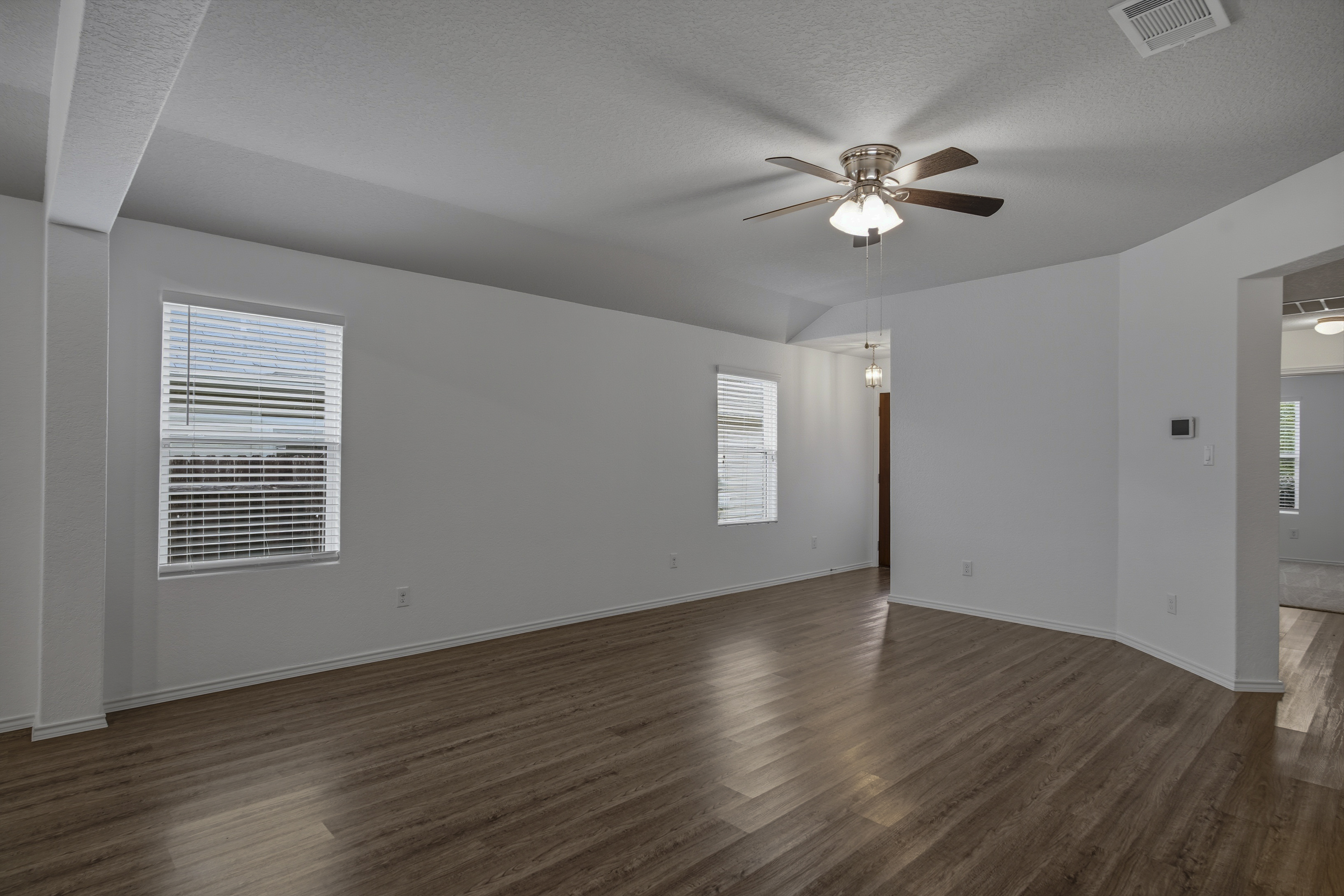  Beautifully Updated With Open Concept - 物件實景